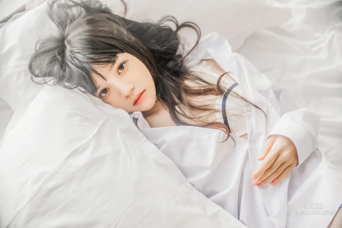 桜桃喵《桜桃未熟 - 白襯衫散發》 [蘿莉COS] 寫真集 26