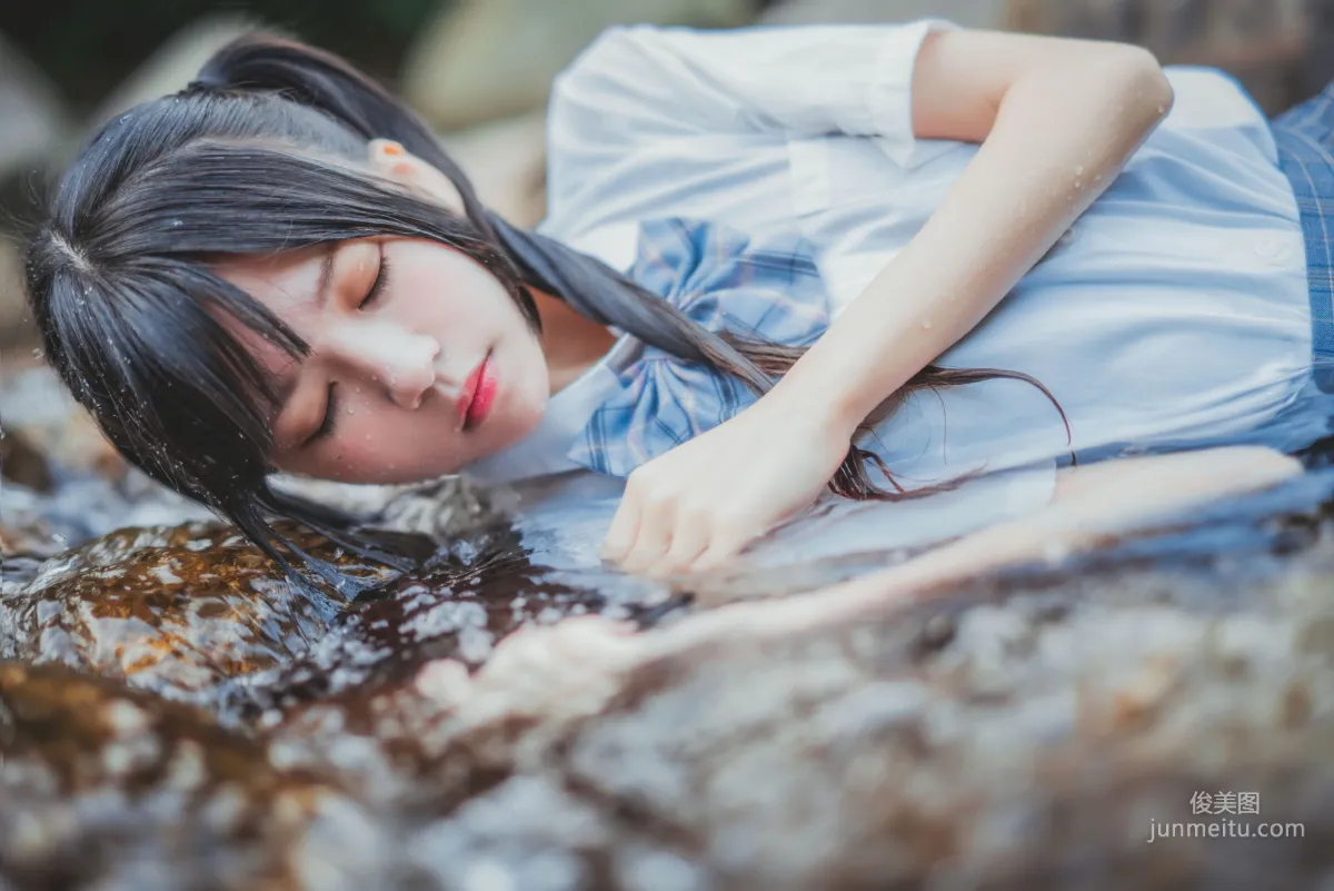 桜桃喵《校服少女COSPLAY濕身系列》 [蘿莉COS] 寫真集 32