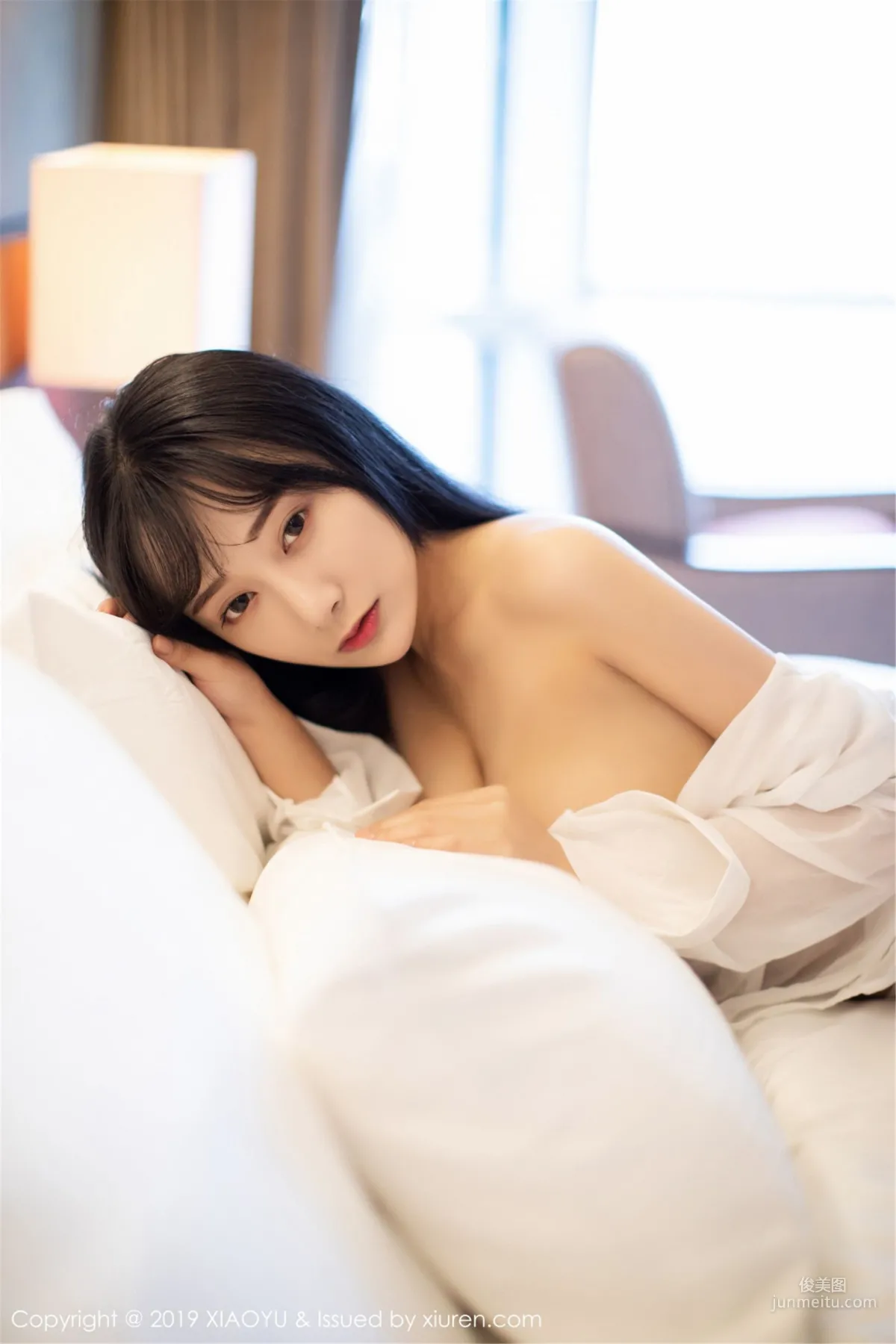 何嘉穎《低開襯衫與蕾絲吊襪下的婀娜姿态》 [語畫界XIAOYU] Vol.076 寫真集 35