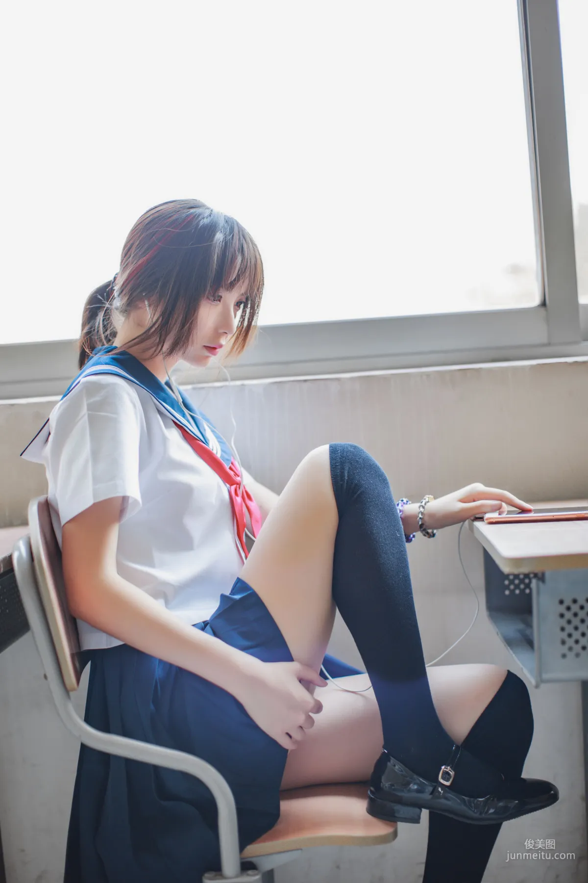 瘋貓ss《同桌的水手服》 [蘿莉COS] 寫真集 23
