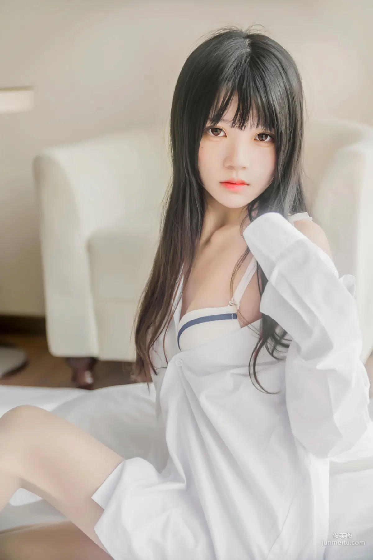 桜桃喵《桜桃未熟 - 白襯衫散發》 [蘿莉COS] 寫真集 30