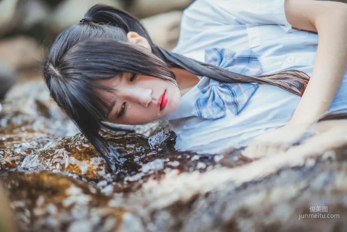 桜桃喵《校服少女COSPLAY濕身系列》 [蘿莉COS] 寫真集 31