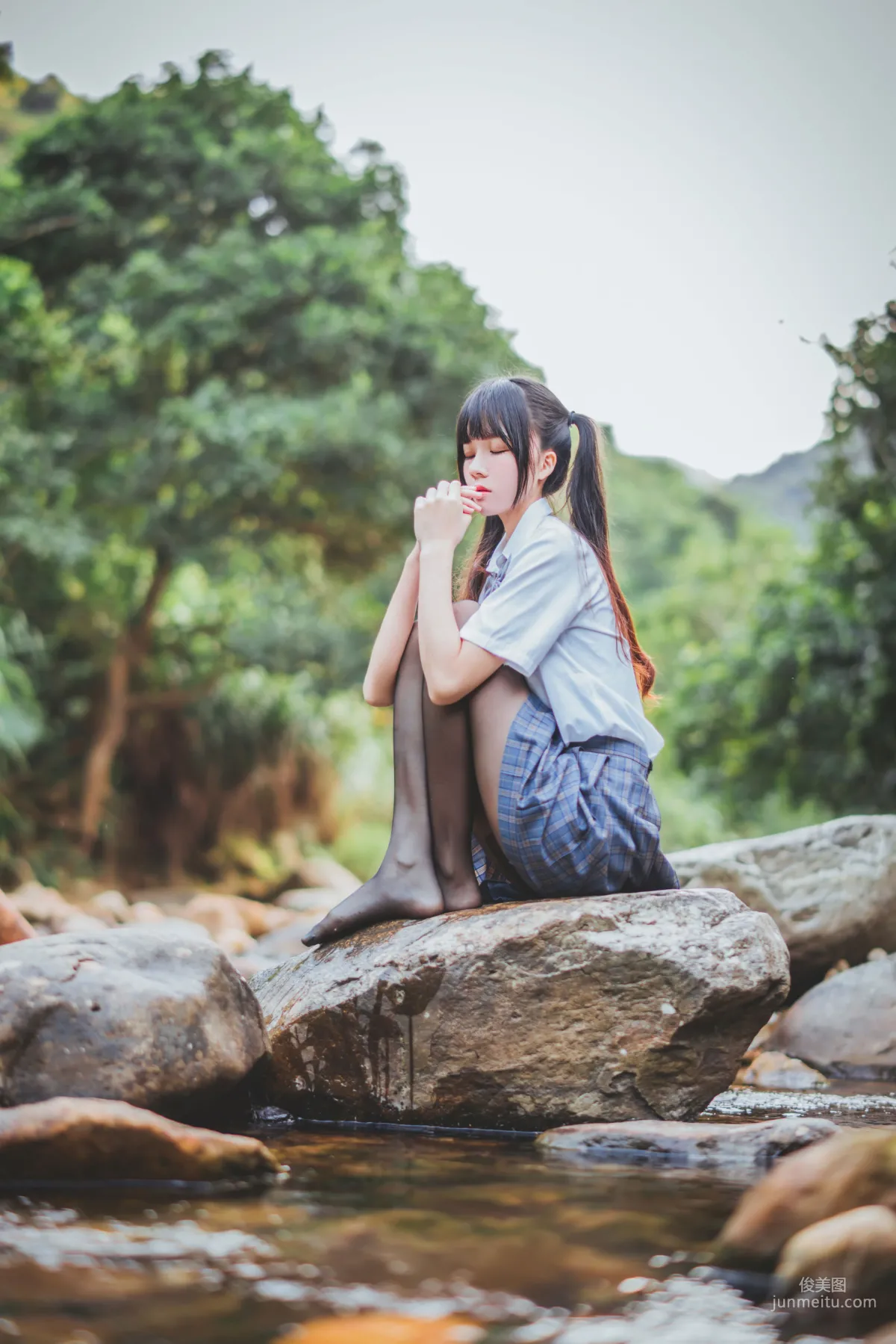 桜桃喵《校服少女COSPLAY濕身系列》 [蘿莉COS] 寫真集 26