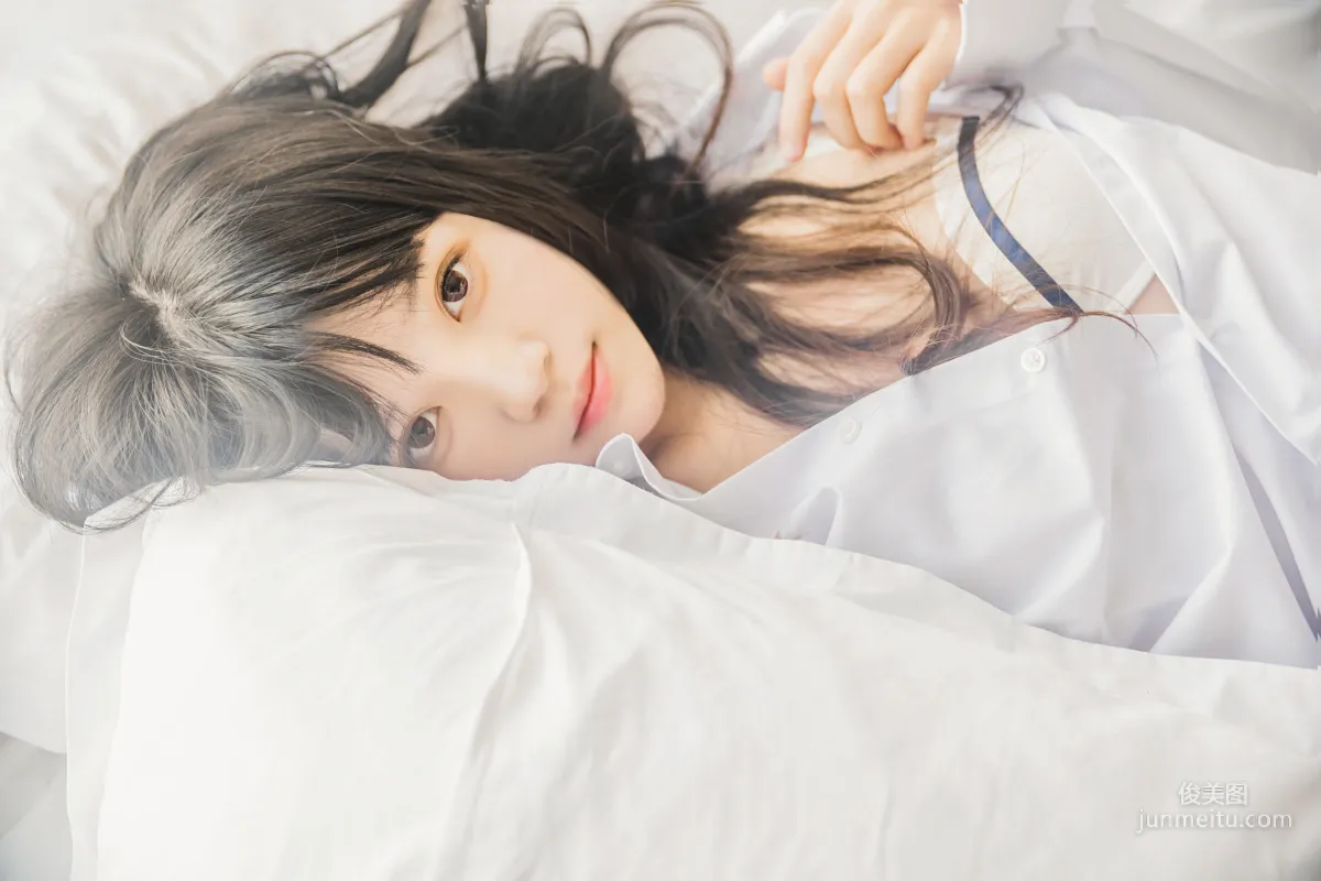 桜桃喵《桜桃未熟 - 白襯衫散發》 [蘿莉COS] 寫真集 27