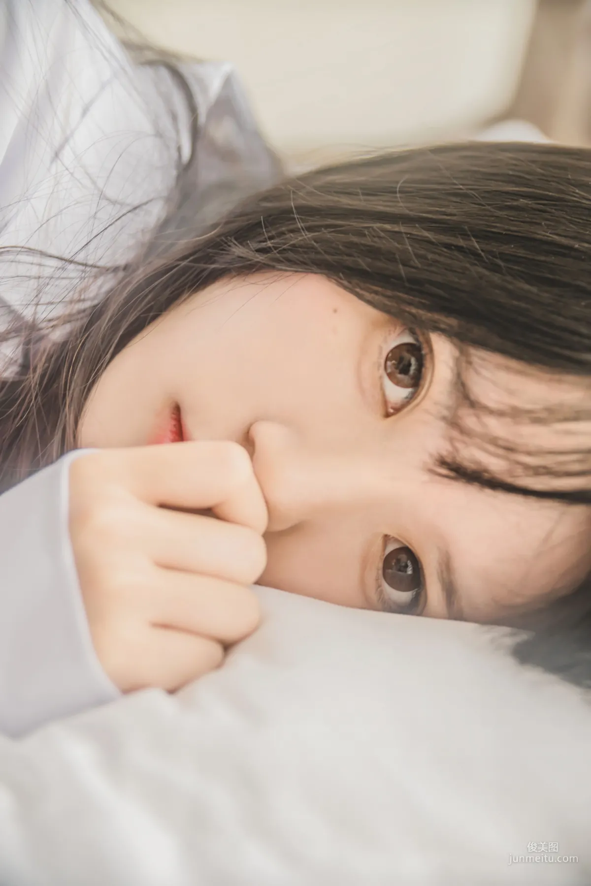 桜桃喵《桜桃未熟 - 白襯衫散發》 [蘿莉COS] 寫真集 15