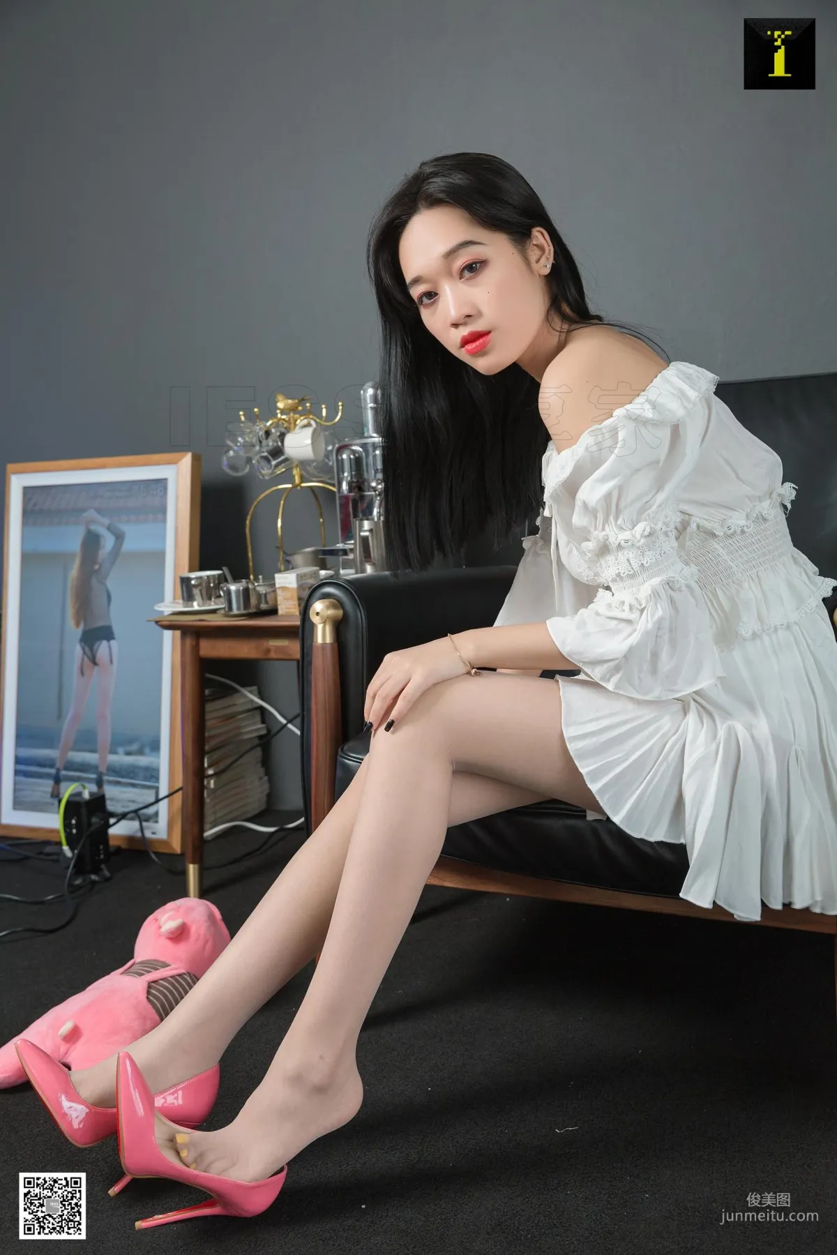 模特可樂《可樂的少女系高跟》 [異思趣向IESS] 絲足美腿寫真集 44
