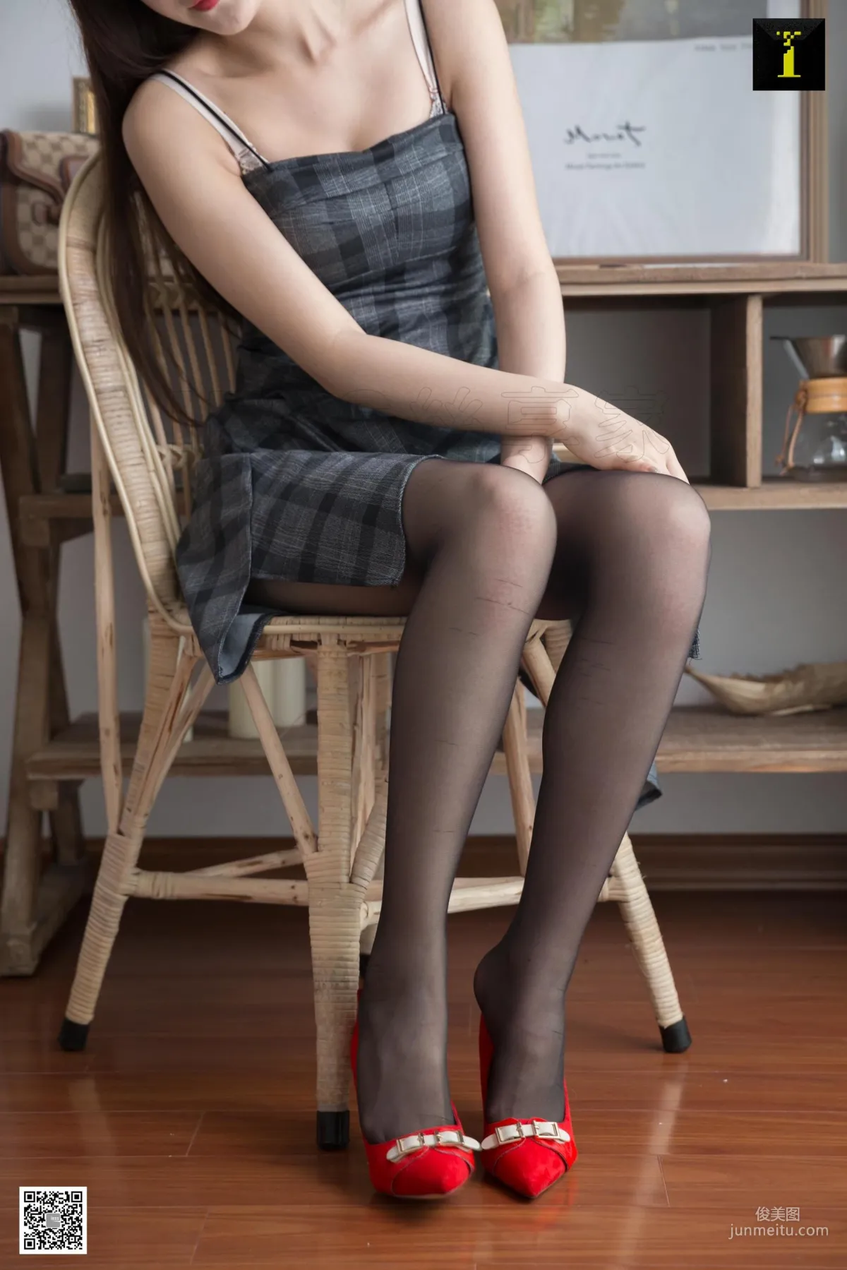 模特九妹《九妹的紅鞋格子裙》 [異思趣向IESS] 絲足美腿寫真集 4