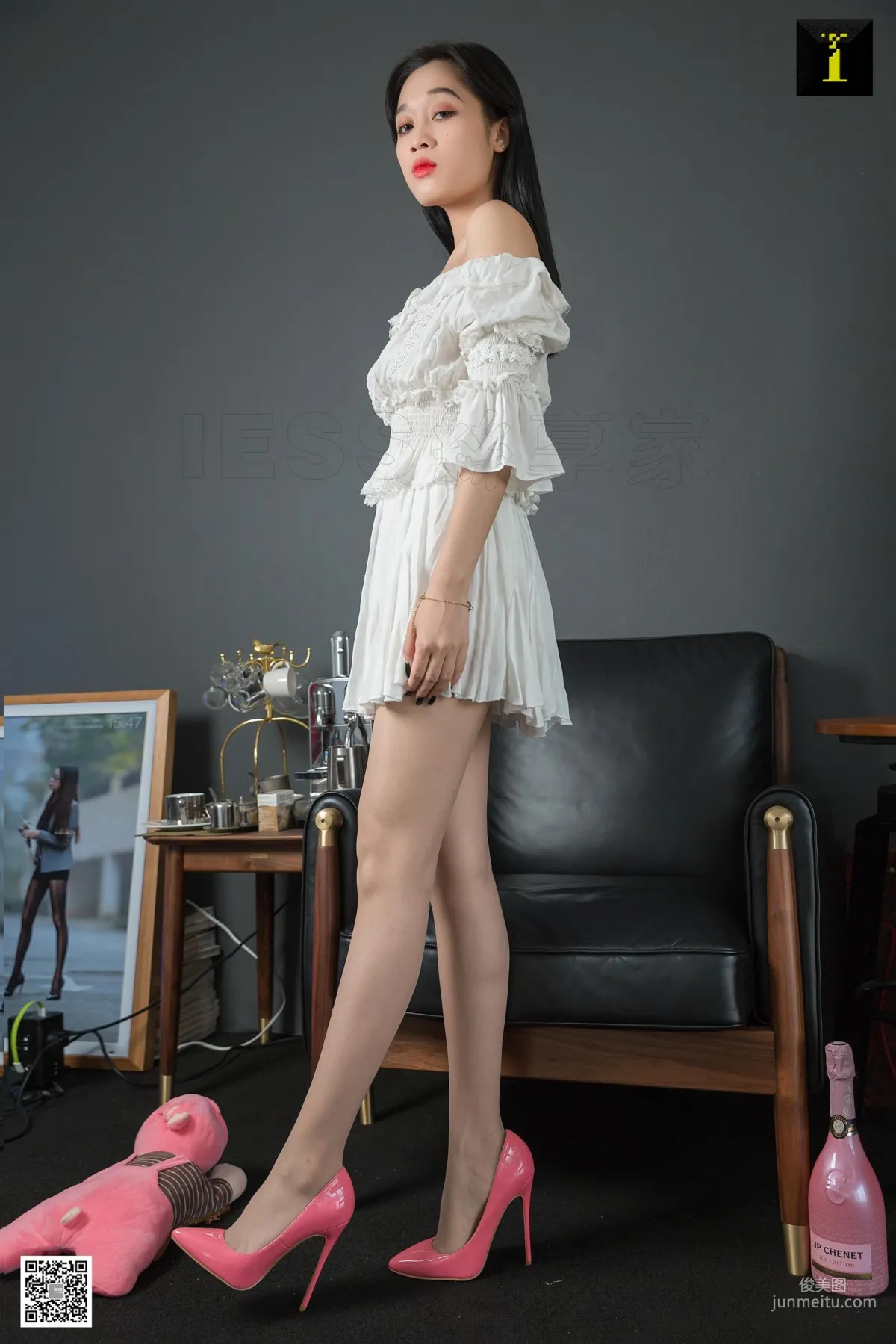 模特可樂《可樂的少女系高跟》 [異思趣向IESS] 絲足美腿寫真集 48