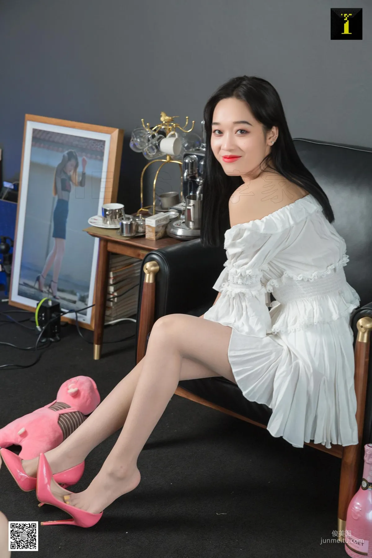模特可樂《可樂的少女系高跟》 [異思趣向IESS] 絲足美腿寫真集 39