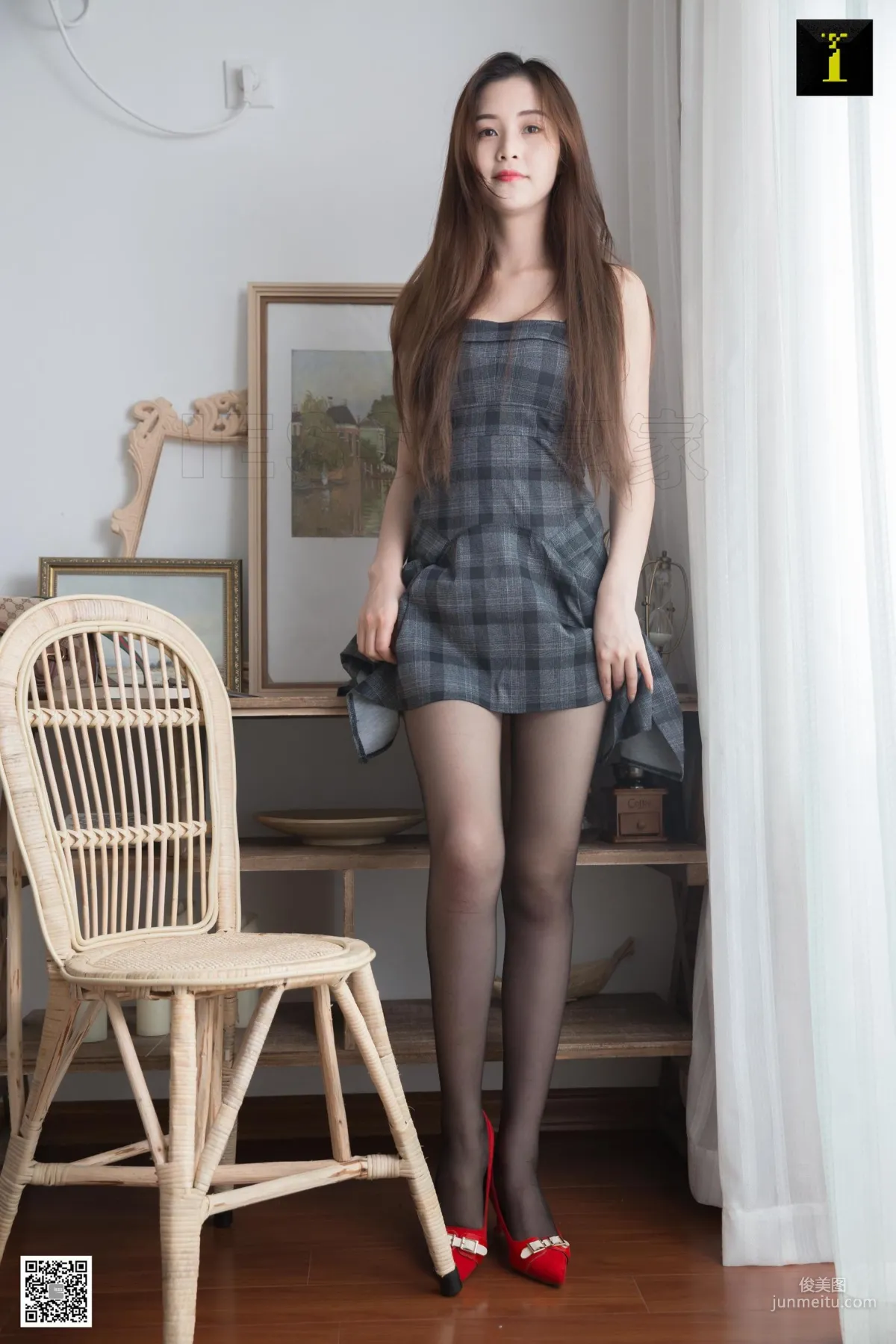 模特九妹《九妹的紅鞋格子裙》 [異思趣向IESS] 絲足美腿寫真集 18