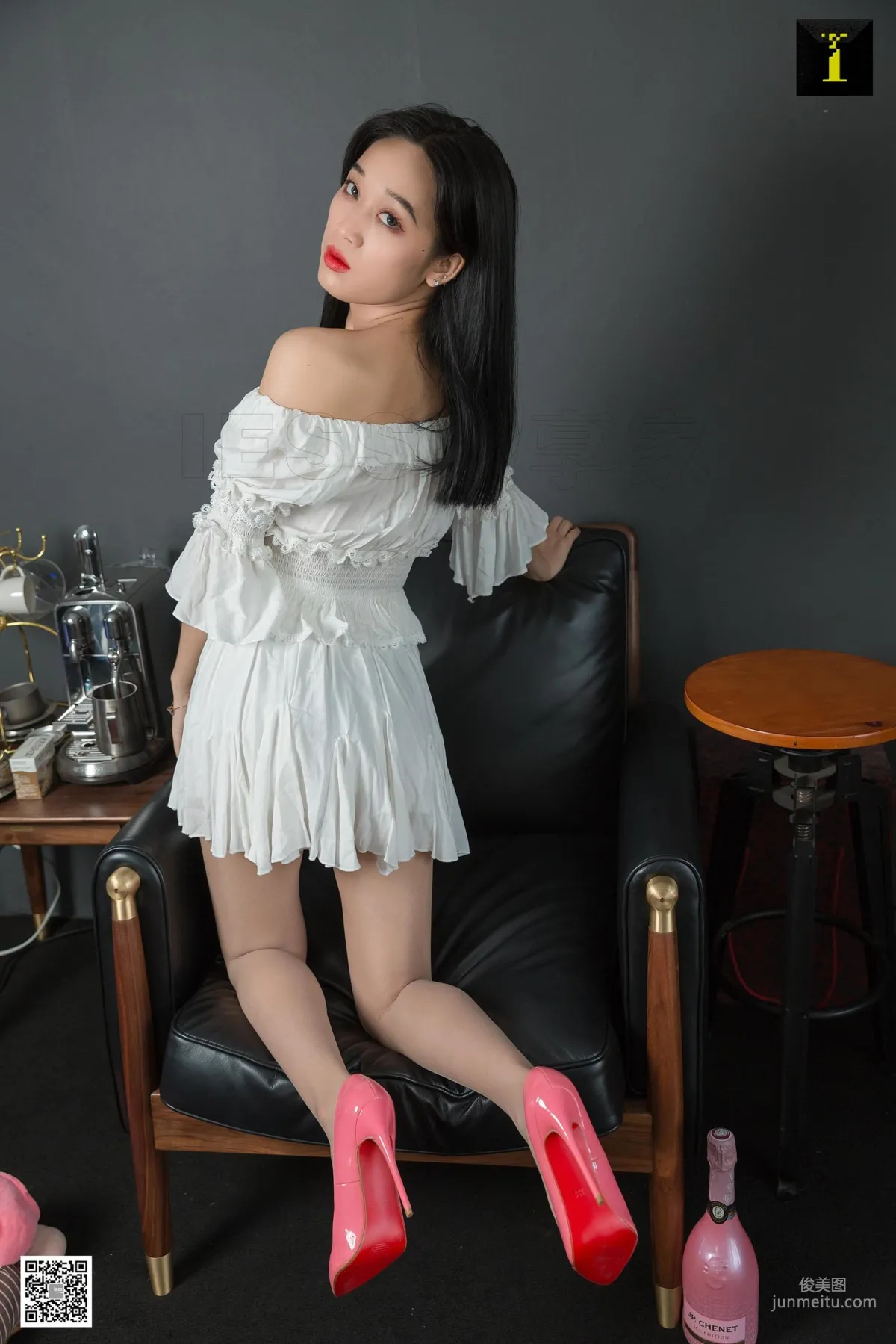 模特可樂《可樂的少女系高跟》 [異思趣向IESS] 絲足美腿寫真集 54
