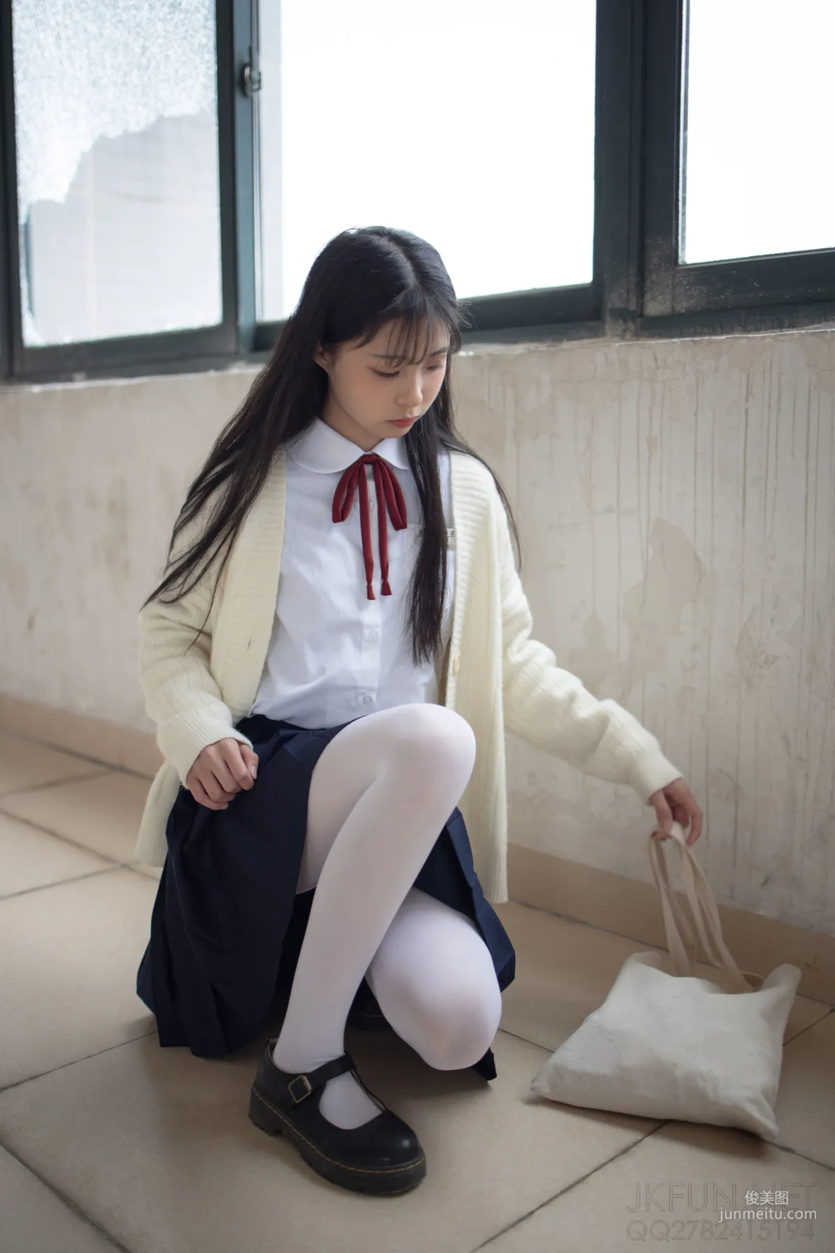甜米《純純的白絲學妹》 [森蘿财團] JKFUN-001 蘿莉絲襪寫真集 12