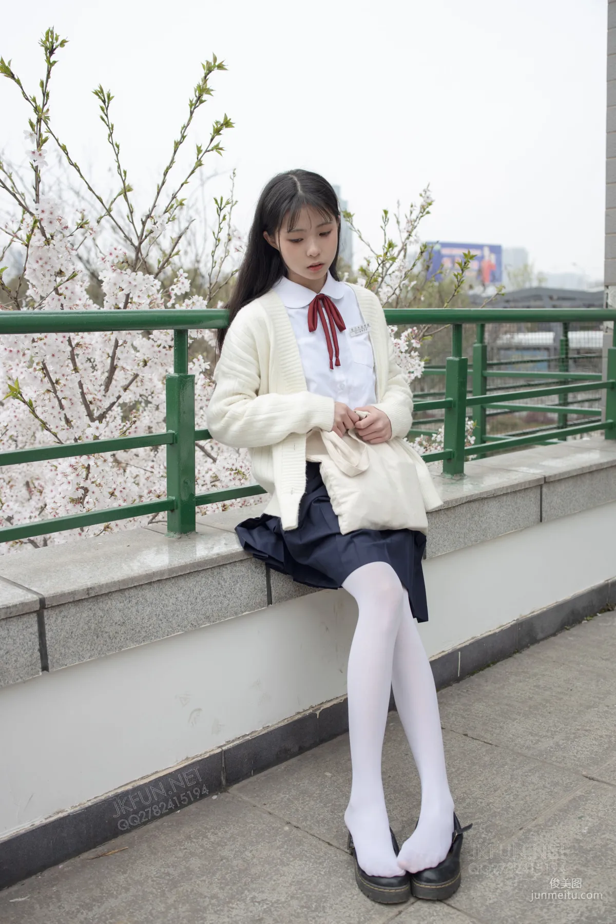 甜米《純純的白絲學妹》 [森蘿财團] JKFUN-001 蘿莉絲襪寫真集 106