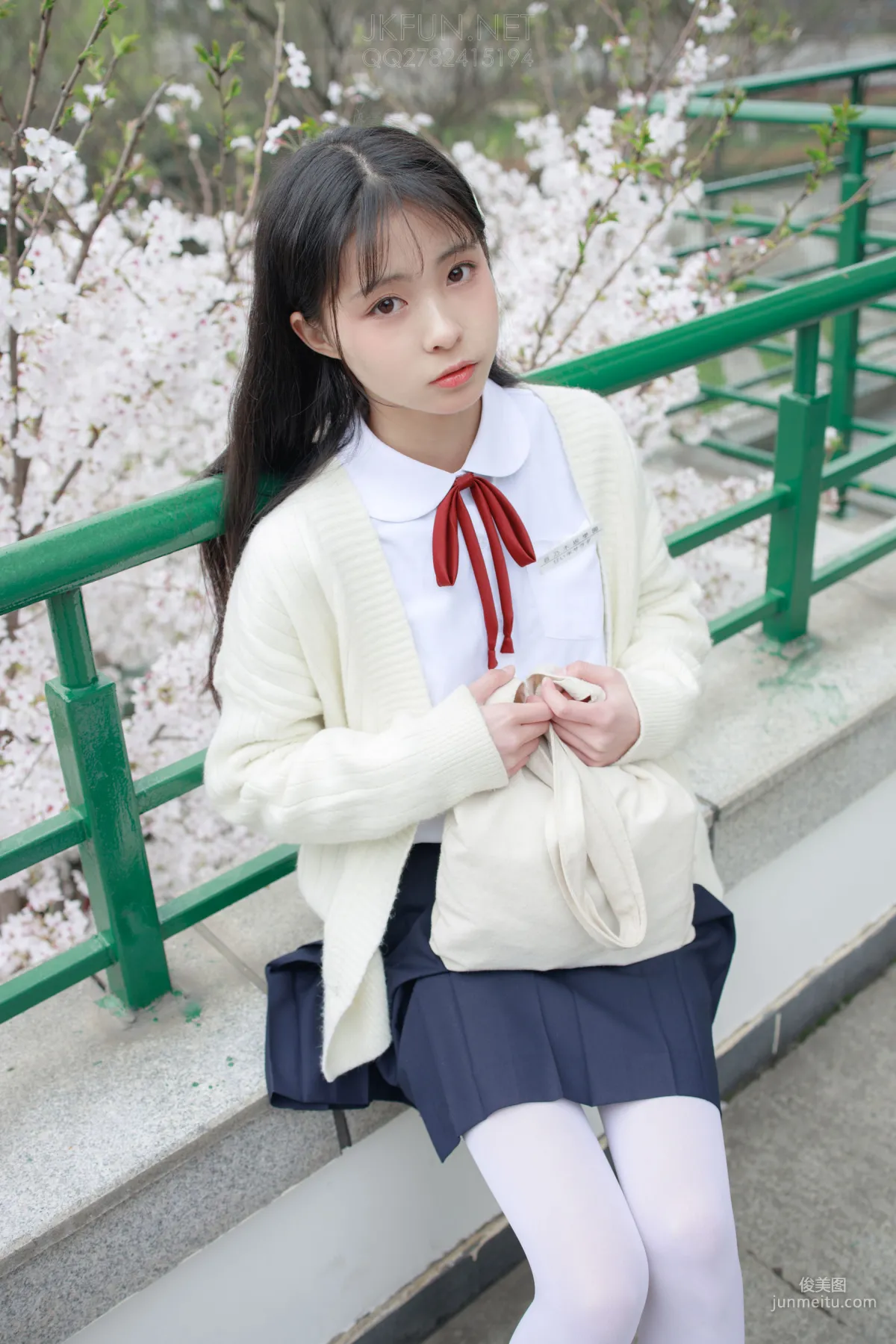 甜米《純純的白絲學妹》 [森蘿财團] JKFUN-001 蘿莉絲襪寫真集 81