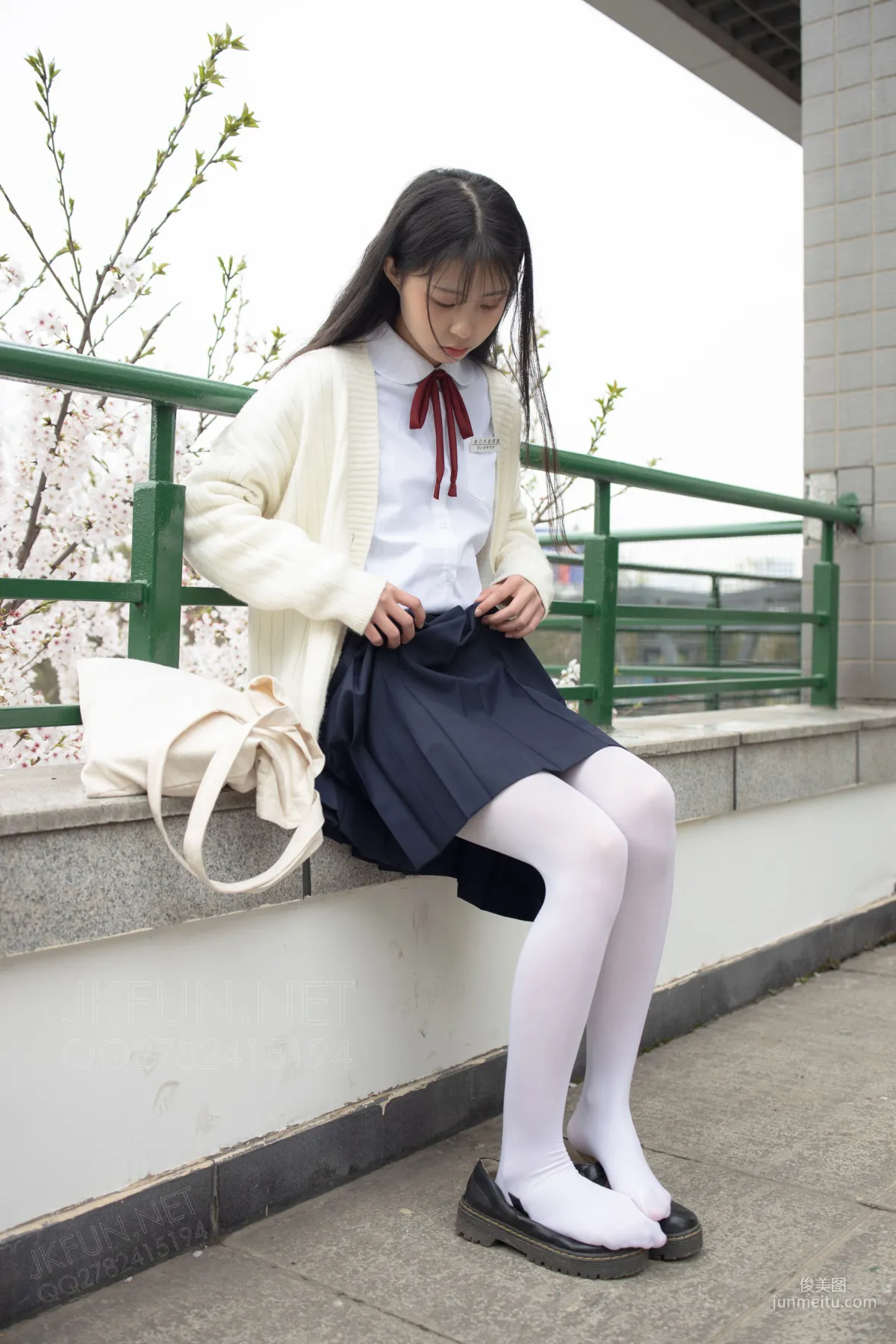 甜米《純純的白絲學妹》 [森蘿财團] JKFUN-001 蘿莉絲襪寫真集 77