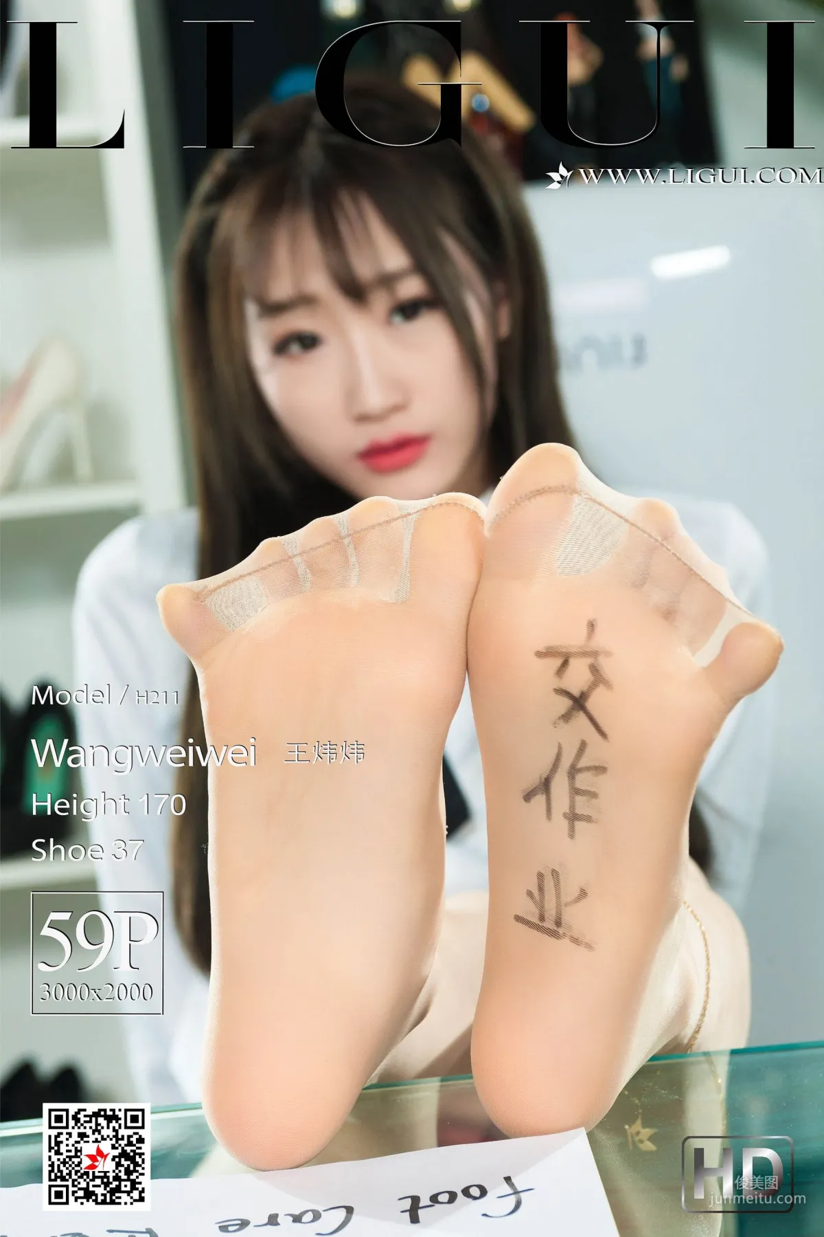 王炜炜《交作业》 [丽柜Ligui] 美腿丝足写真集1