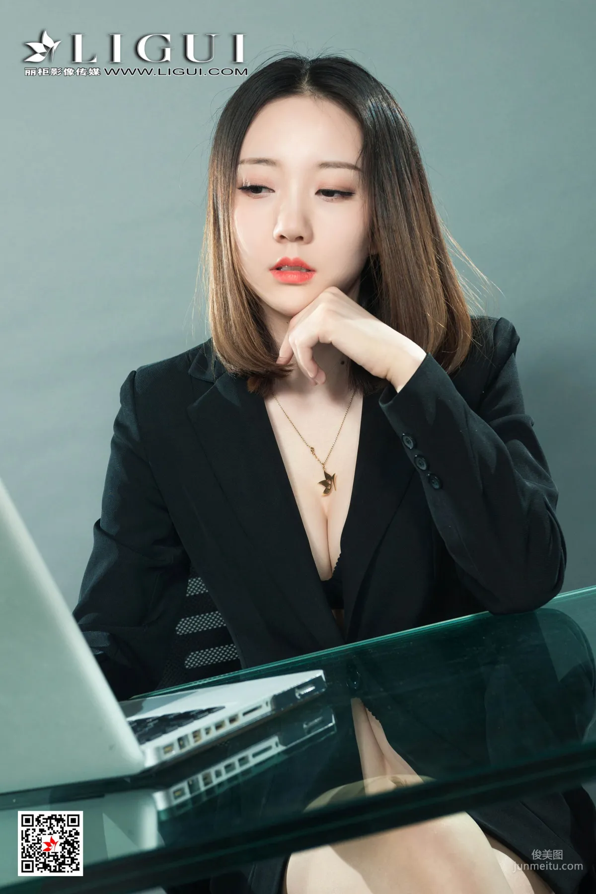 模特小米《肉絲OL女郎》 [麗櫃Ligui] 美腿絲足寫真集 14