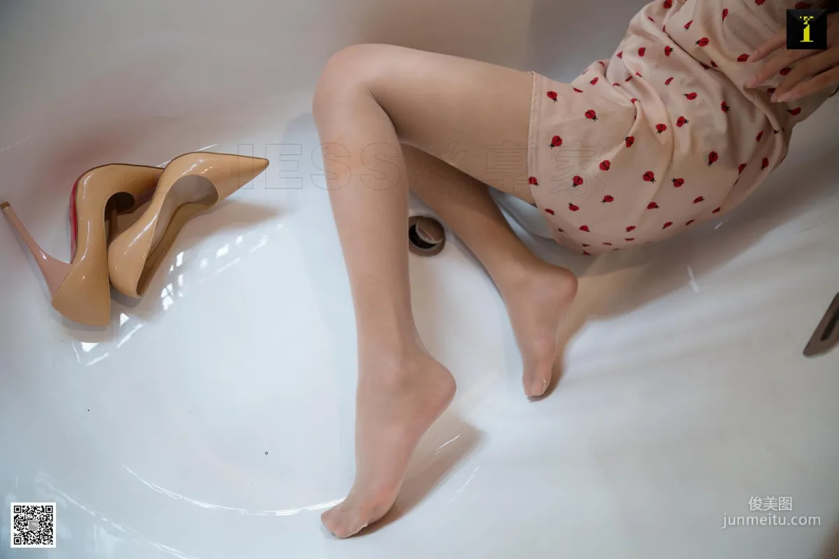 模特婉萍 《婉萍與小黃鴨》 [IESS異思趣向] 絲襪美腿寫真集 38