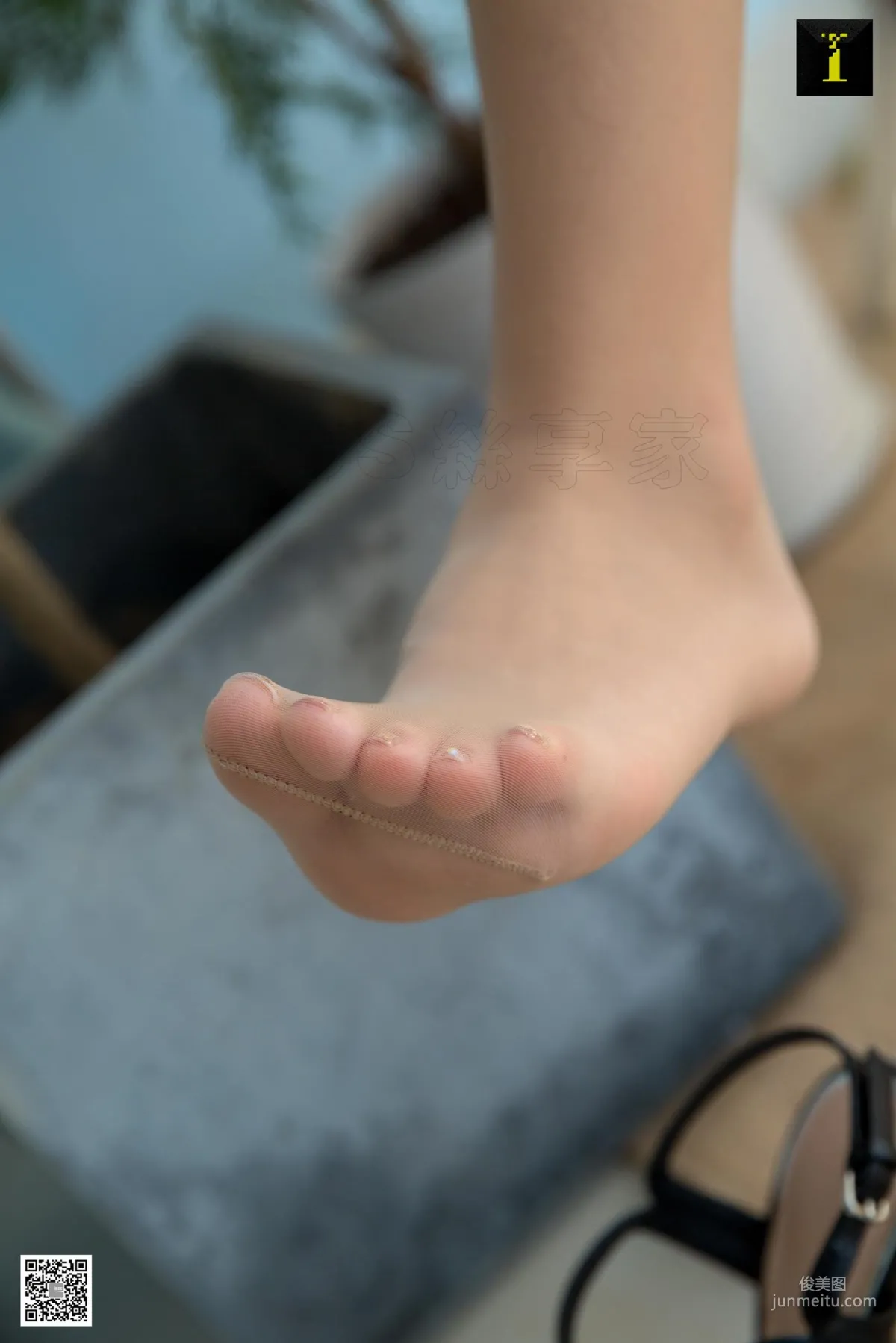 模特可樂 《可樂陽台曬太陽》 [IESS異思趣向] 絲襪美腿寫真集 63