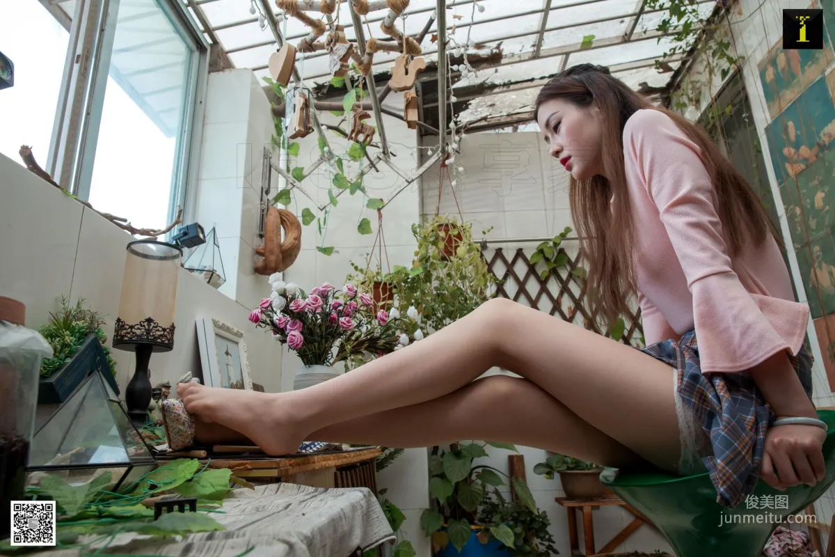模特九妹 《九妹爬下屋頂後》 [IESS異思趣向] 絲襪美腿寫真集 81