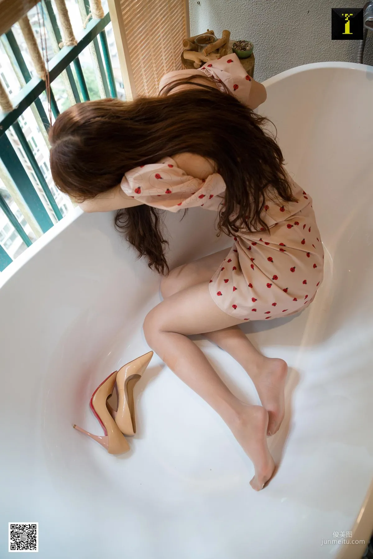 模特婉萍 《婉萍與小黃鴨》 [IESS異思趣向] 絲襪美腿寫真集 37