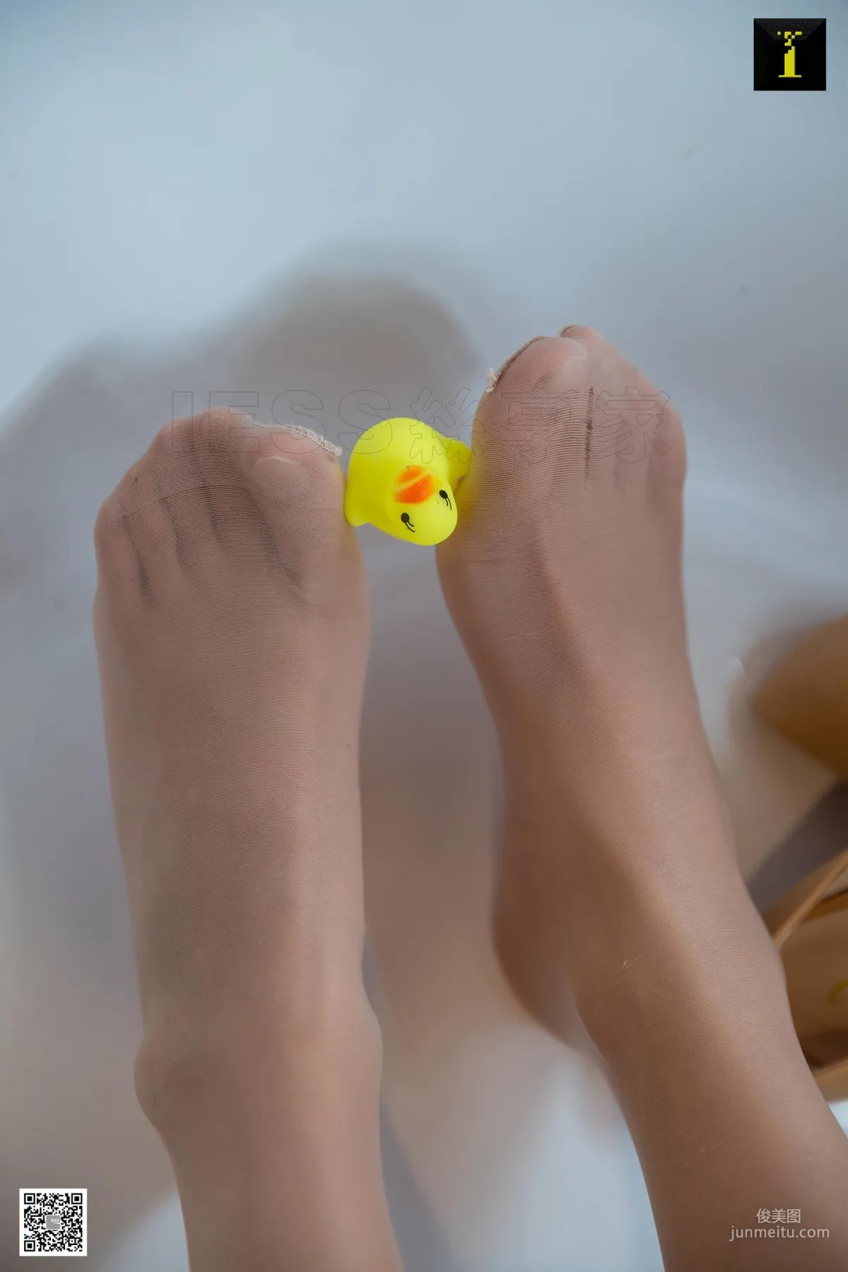 模特婉萍 《婉萍與小黃鴨》 [IESS異思趣向] 絲襪美腿寫真集 41