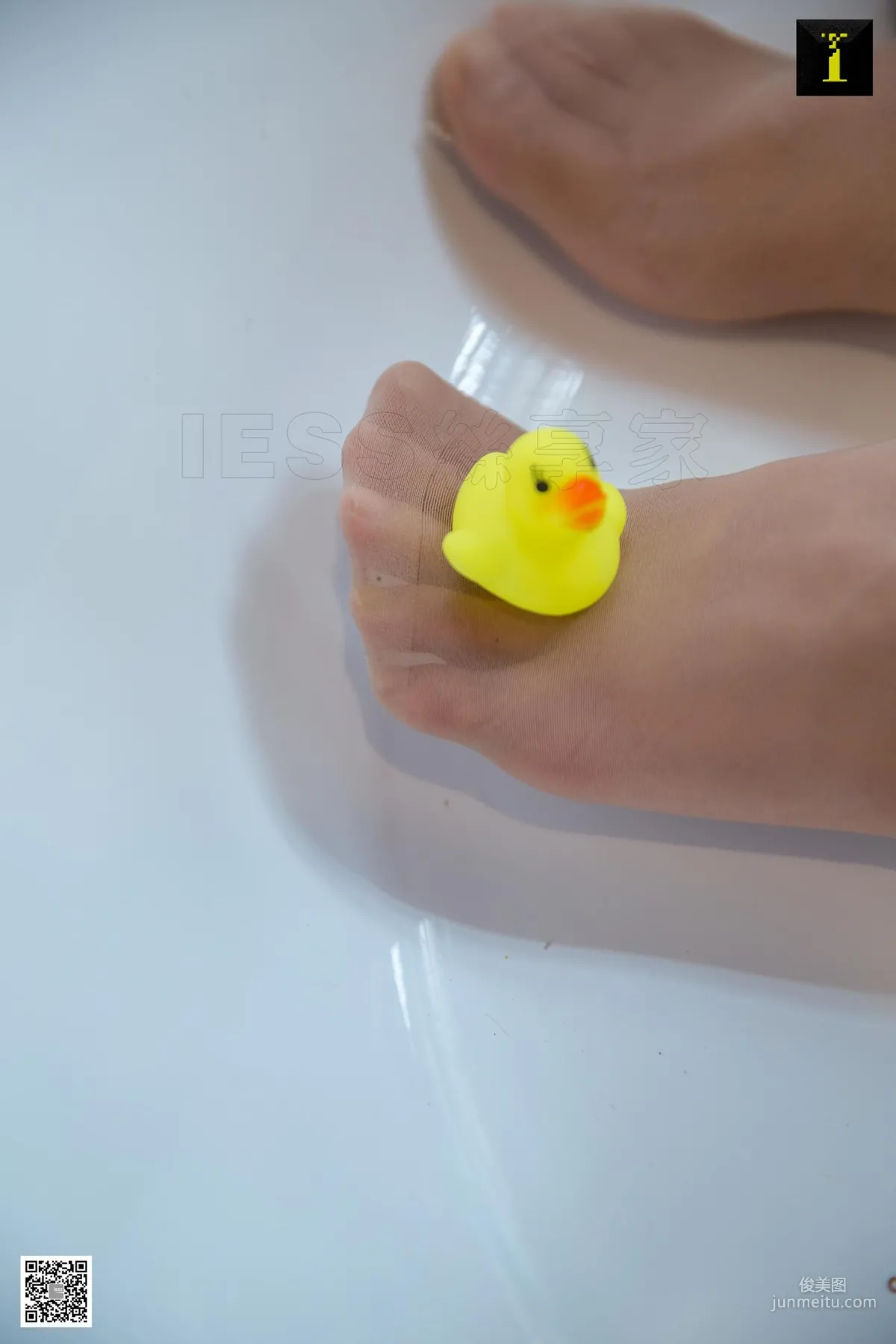 模特婉萍 《婉萍與小黃鴨》 [IESS異思趣向] 絲襪美腿寫真集 39