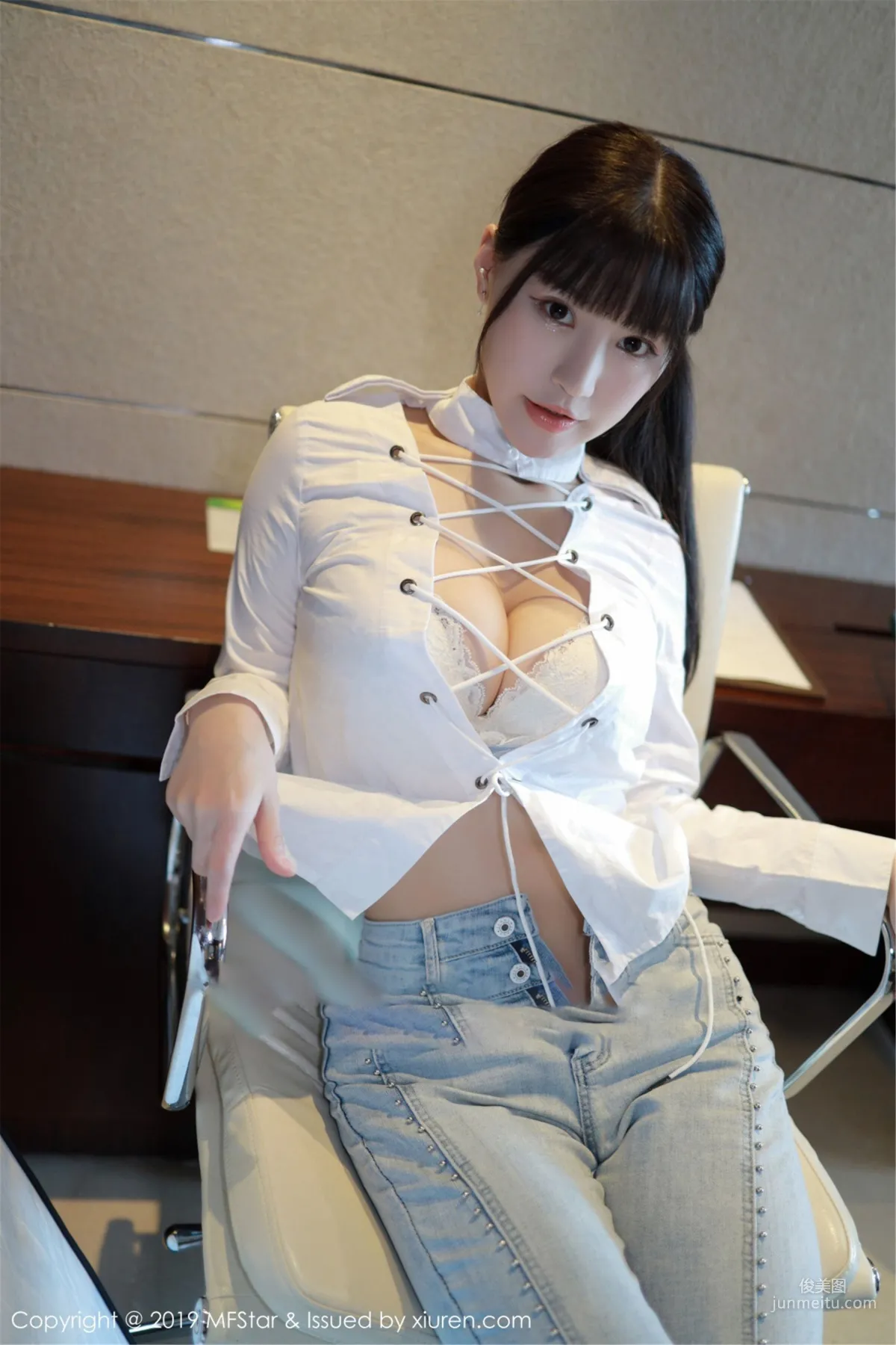 Flower朱可兒《白色襯衫下性感美胸》 [模範學院MFStar] Vol.207 寫真集 17