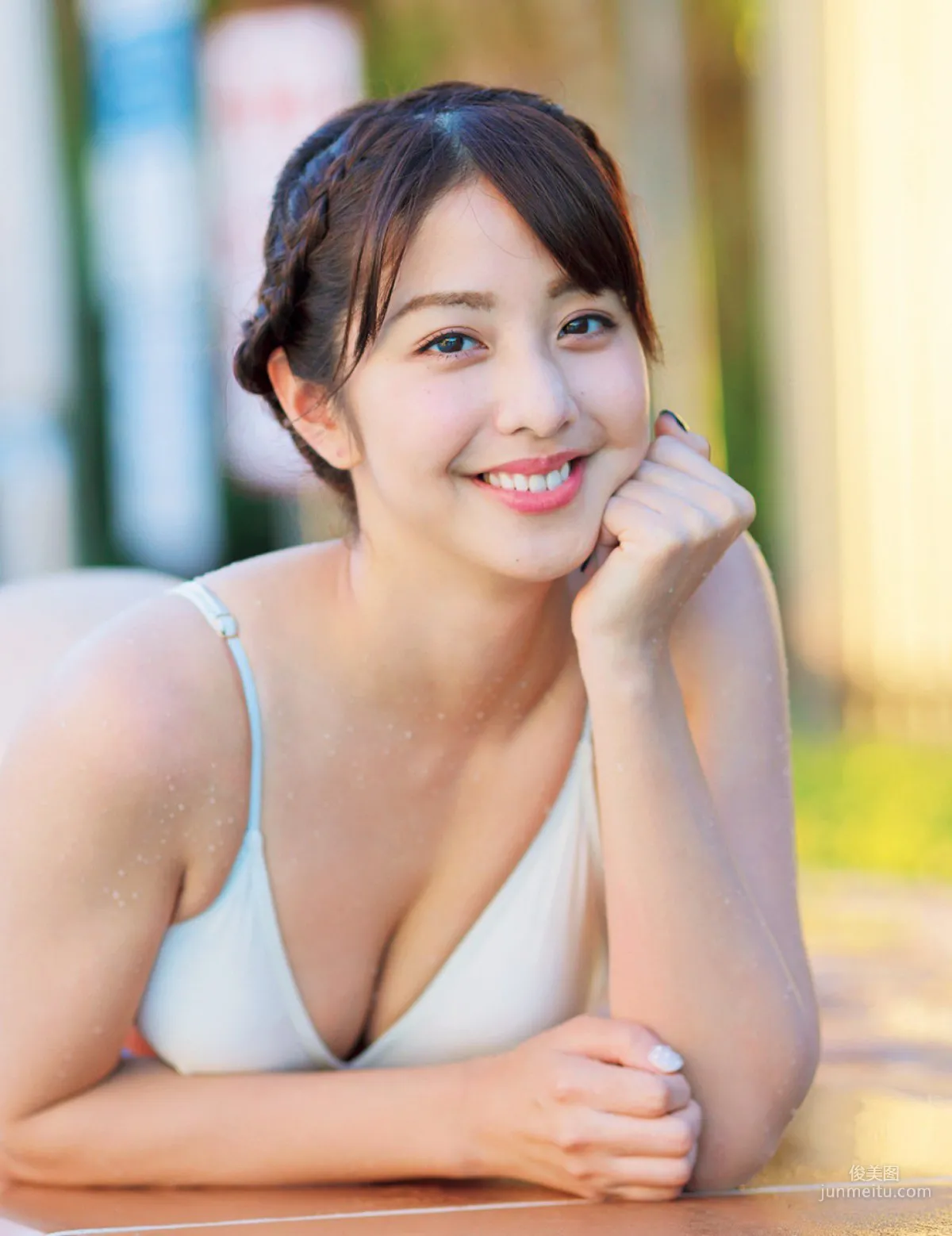 [FRIDAY] 《本郷杏 あんまり見ないでね 胸の谷間とむっちりヒップ》寫真 4