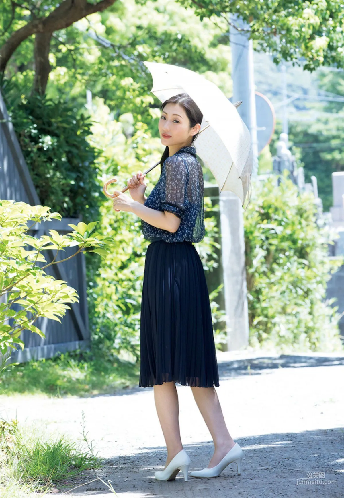 [FRIDAY] 壇蜜 《オールヌード すべてを脱ぎ捨てる》写真2