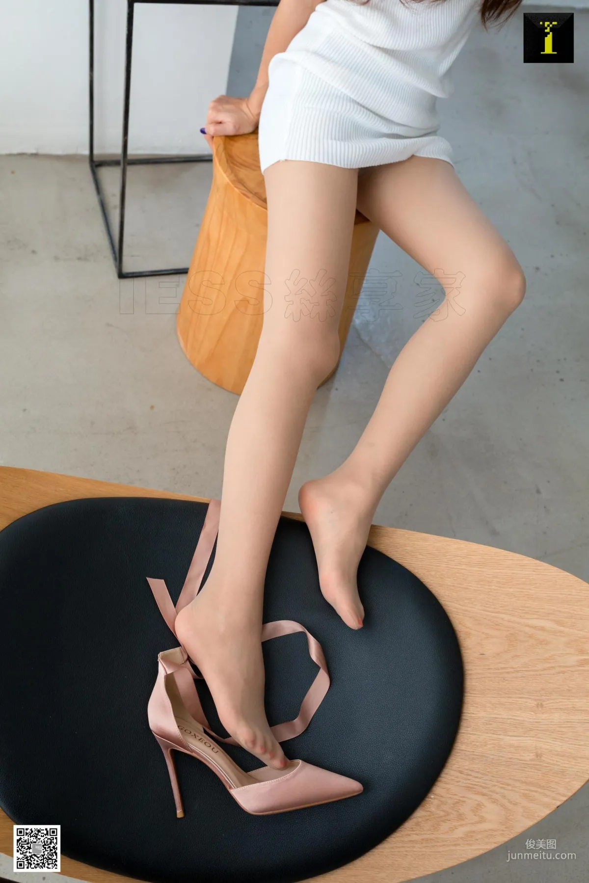 模特美子 《美子無辜的眼神》 [IESS] 絲襪美腿寫真集 57