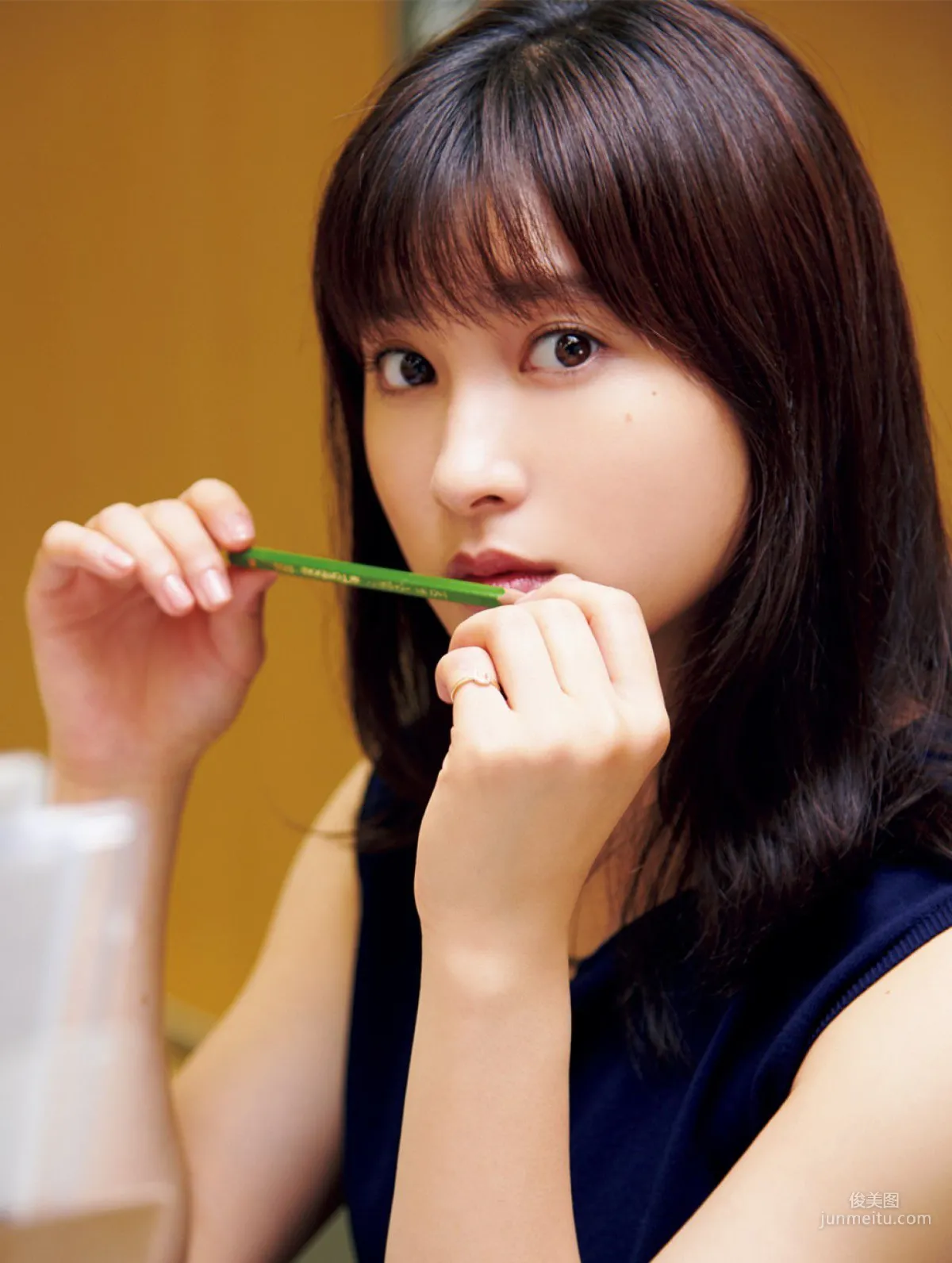 [FRIDAY] 土屋太鳳 《オフィスでセクシー》写真7