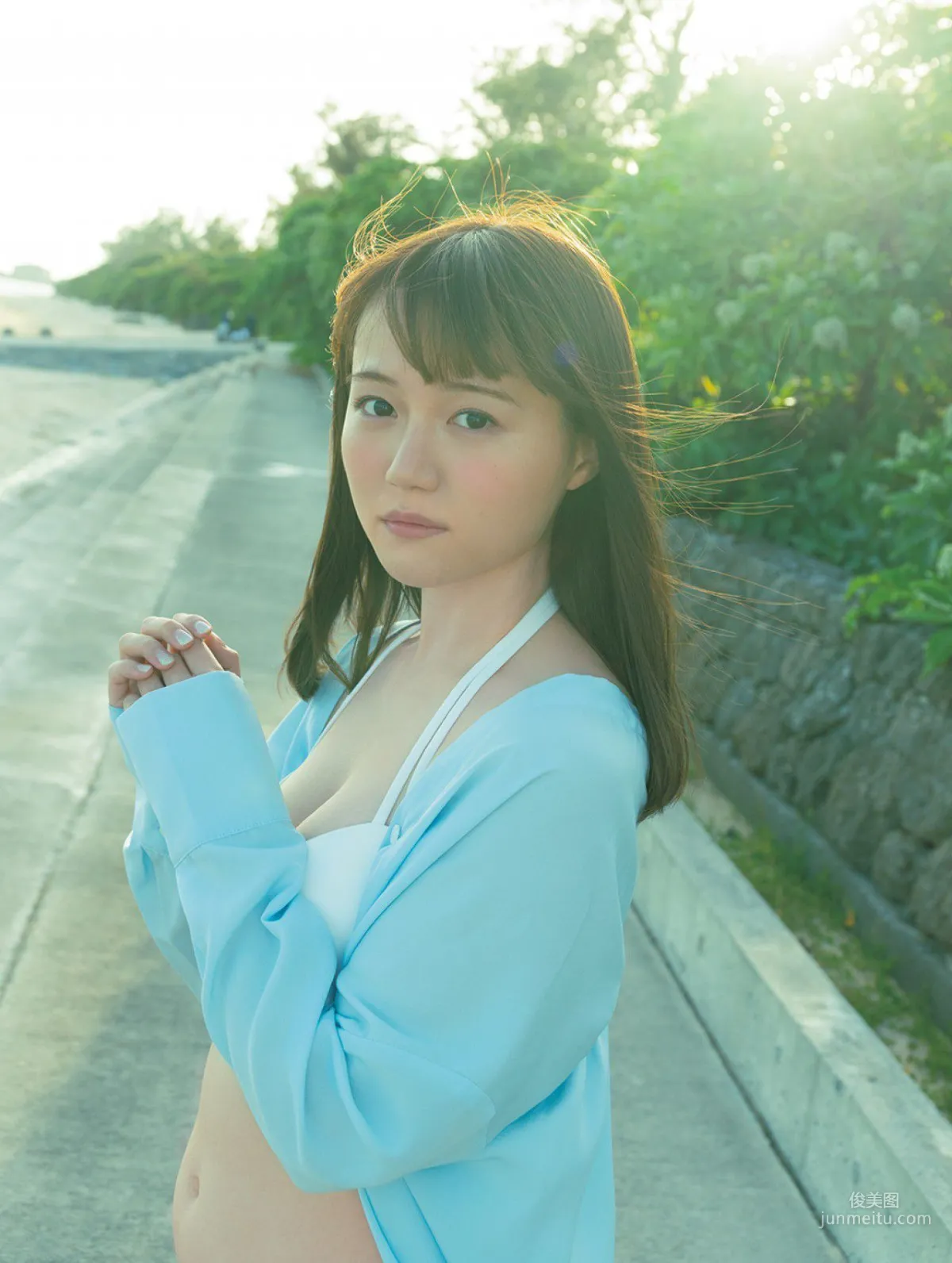 [FRIDAY] 尾崎由香 《アニメ『けものフレンズ』のメインキャラ聲優が白ビキニになりました》寫真 1