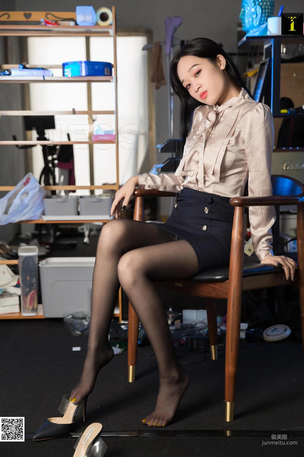 可樂 《白領的休息間隙》 [IESS一千零一夜] 絲足美腿寫真集 50
