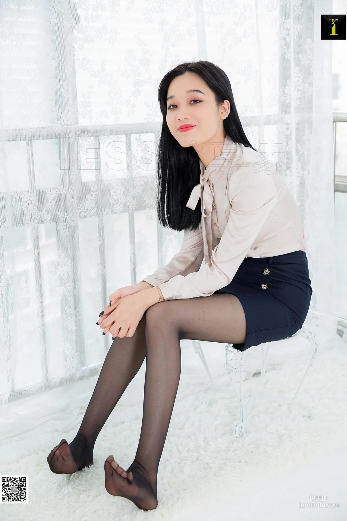 可樂 《白領的休息間隙》 [IESS一千零一夜] 絲足美腿寫真集 44