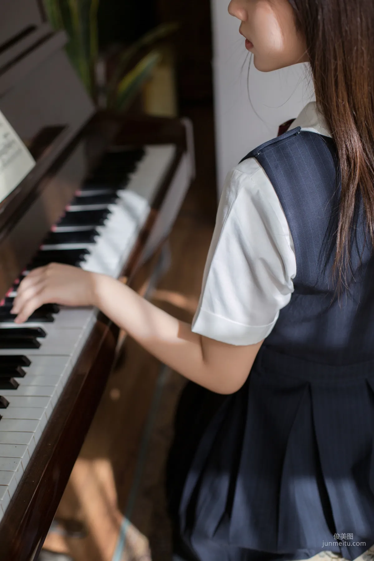 微博福利姬鏡醬《不知夢 制服》 [COSPLAY美女] 寫真集 28