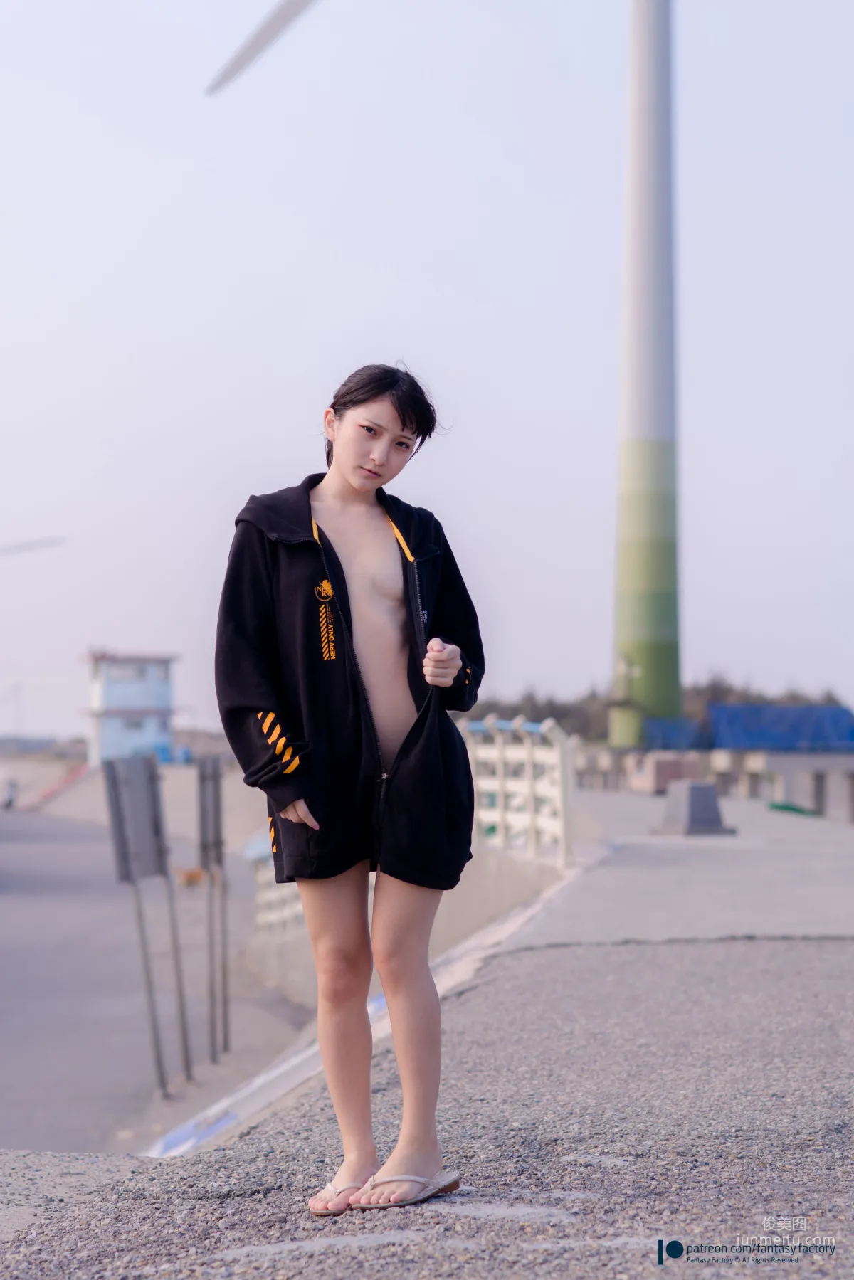 COSER小丁《居家+沙滩+浴室》 [Fantasy Factory] 写真集16