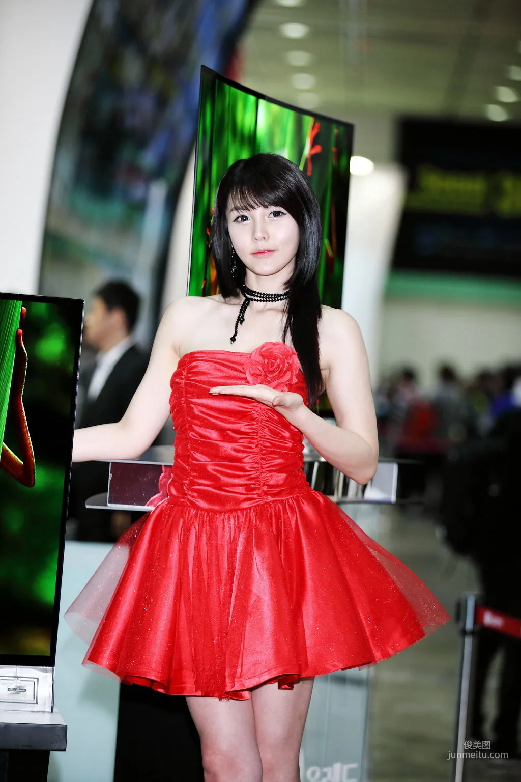 李智友《展廳紅裙少女》圖片合集 51