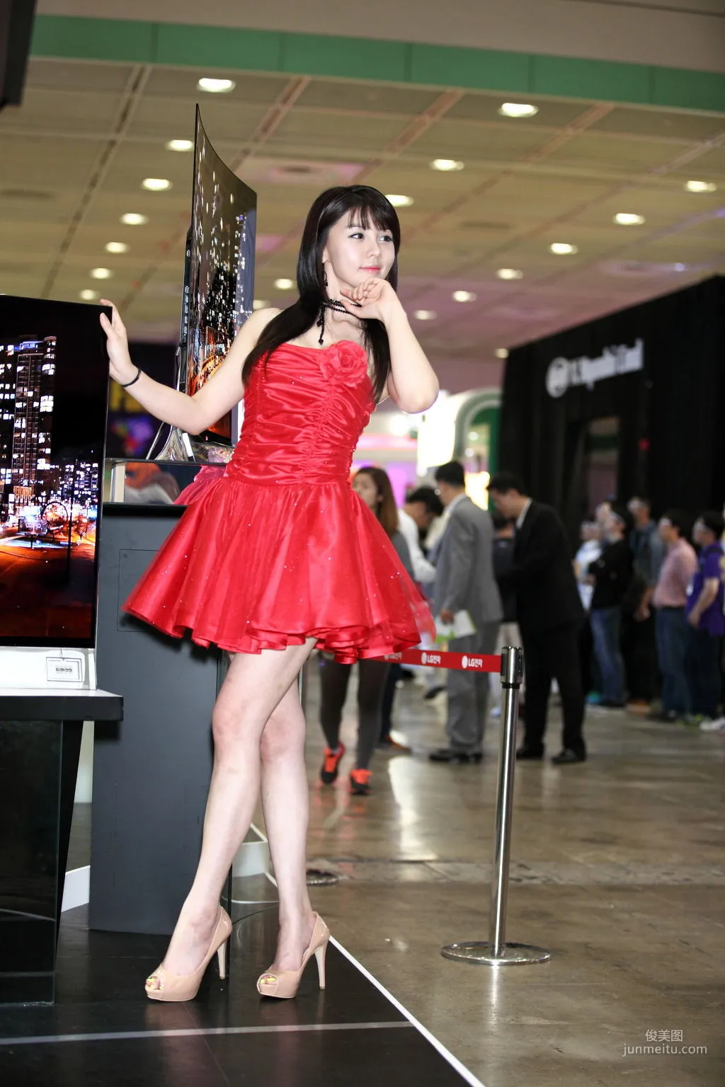 李智友《展廳紅裙少女》圖片合集 28