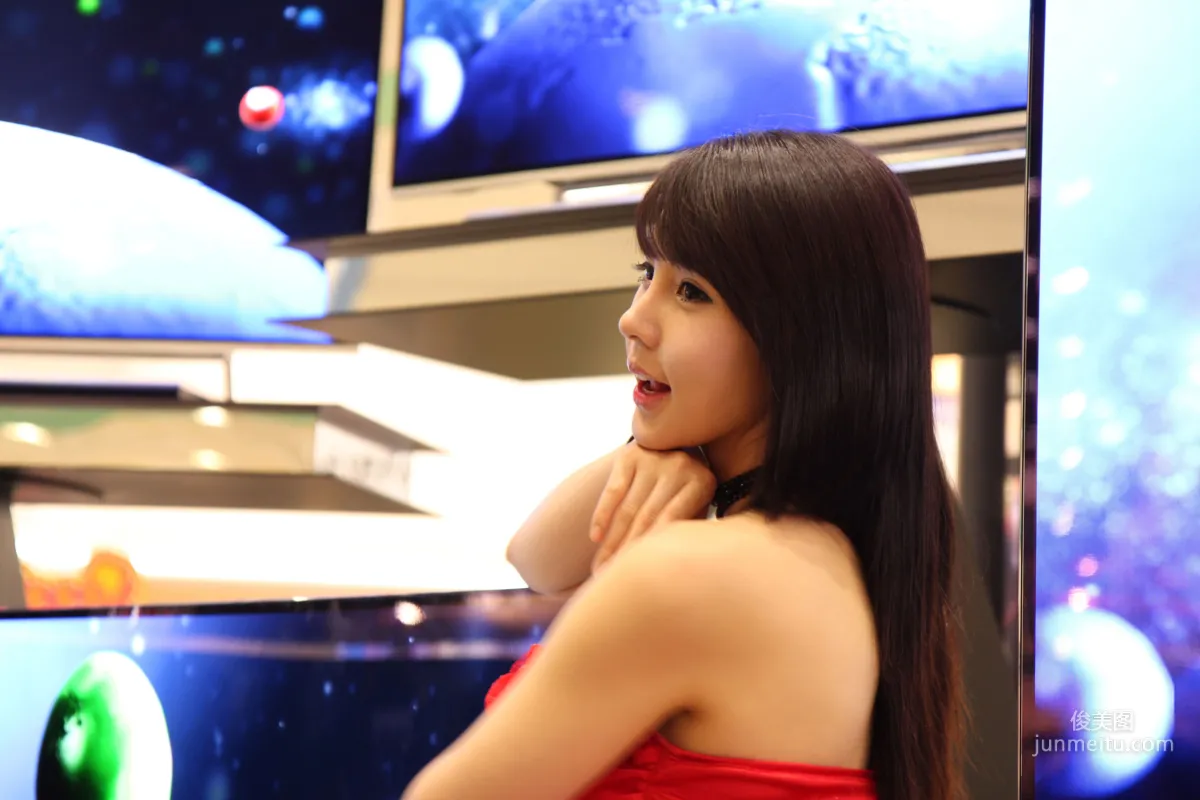 李智友《展廳紅裙少女》圖片合集 4