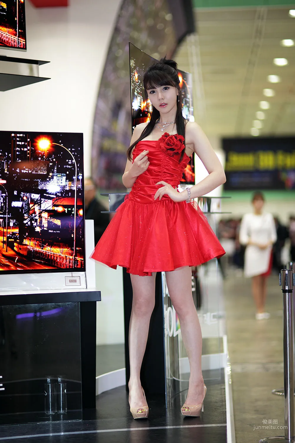 李智友《展廳紅裙少女》圖片合集 12