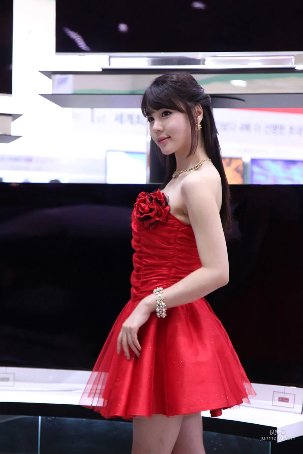 李智友《展廳紅裙少女》圖片合集 47