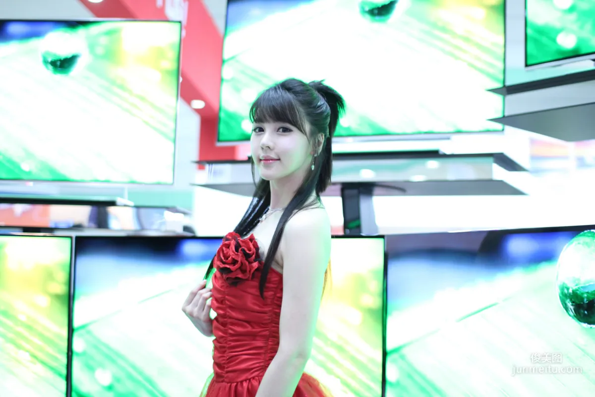 李智友《展廳紅裙少女》圖片合集 40
