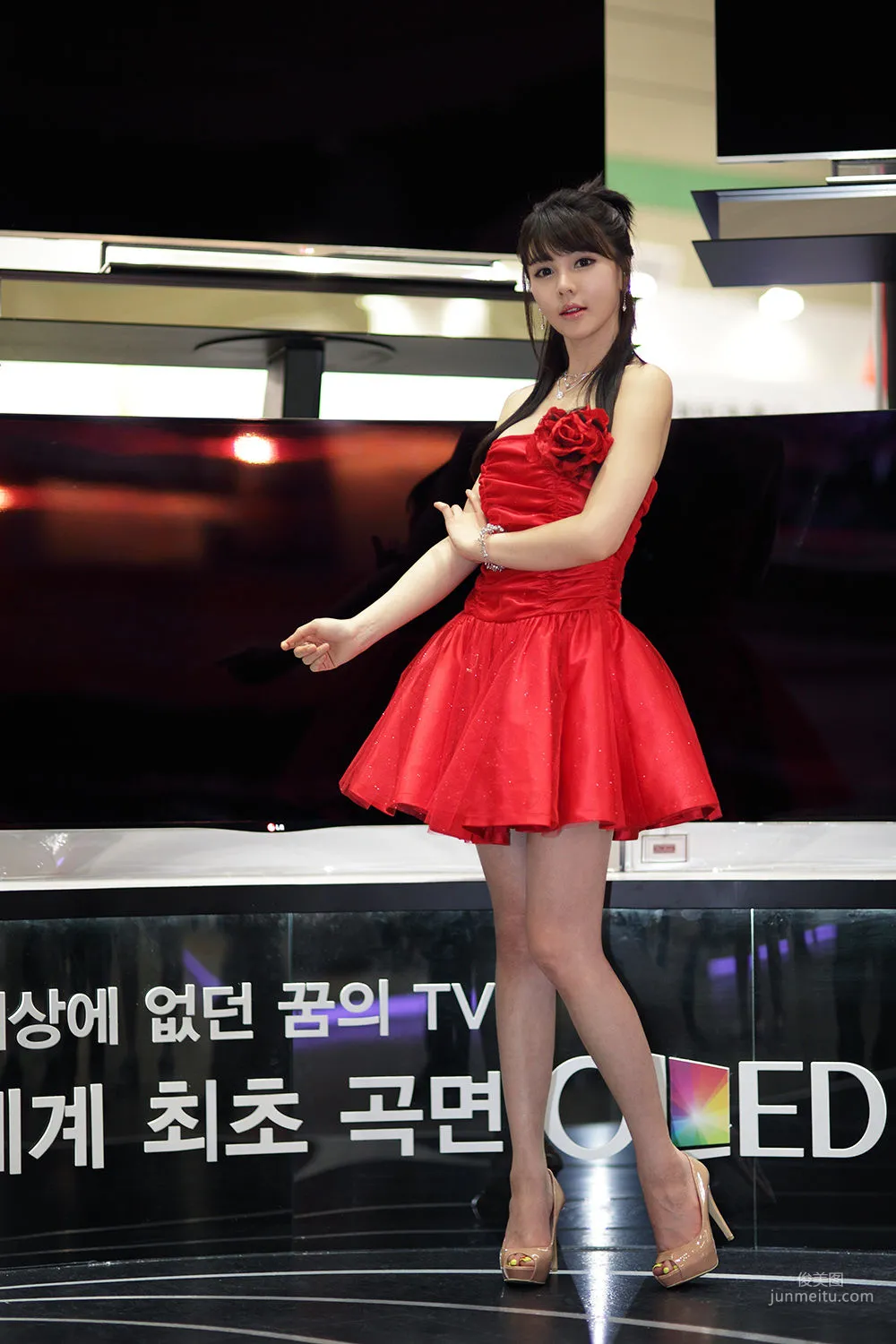 李智友《展廳紅裙少女》圖片合集 42