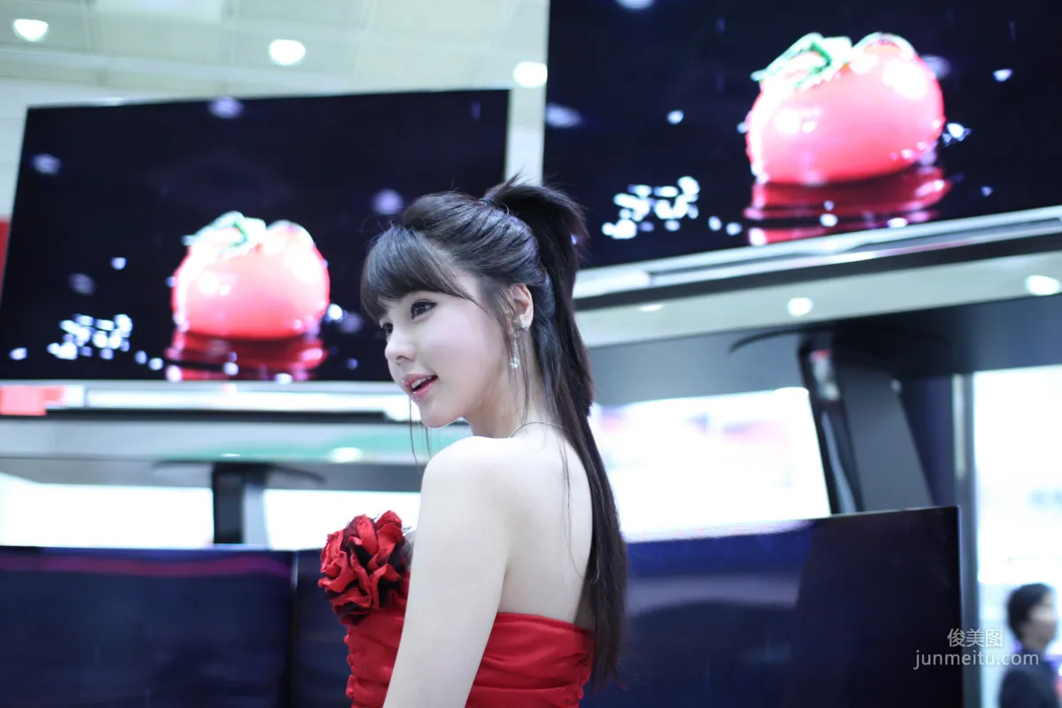李智友《展廳紅裙少女》圖片合集 41