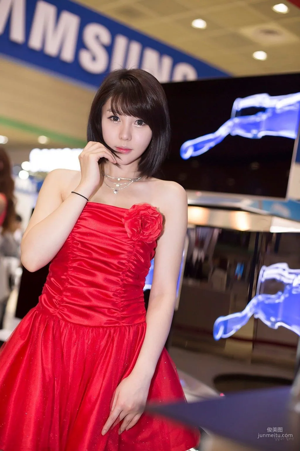 李智友《展廳紅裙少女》圖片合集 31