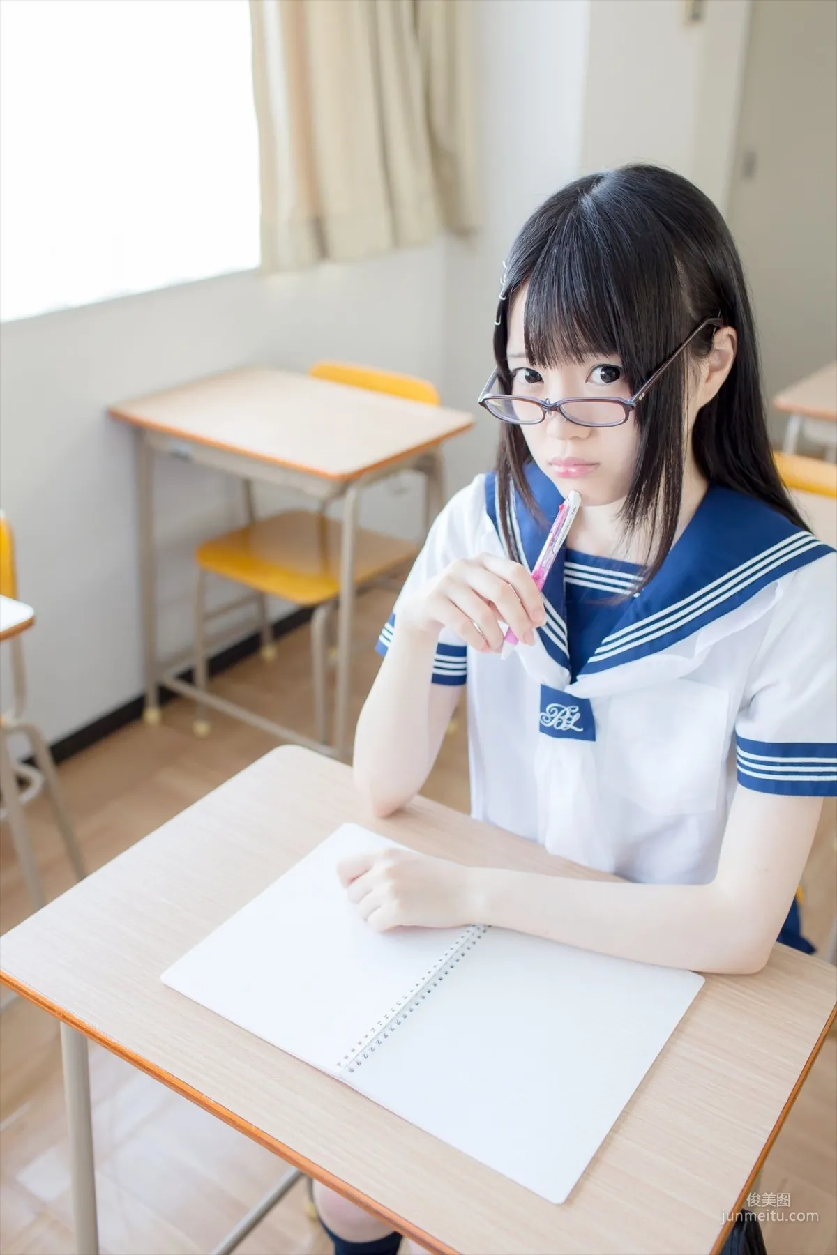 まきろん。《君夏 - 君と僕の夏休み》 紺スク 写真集4