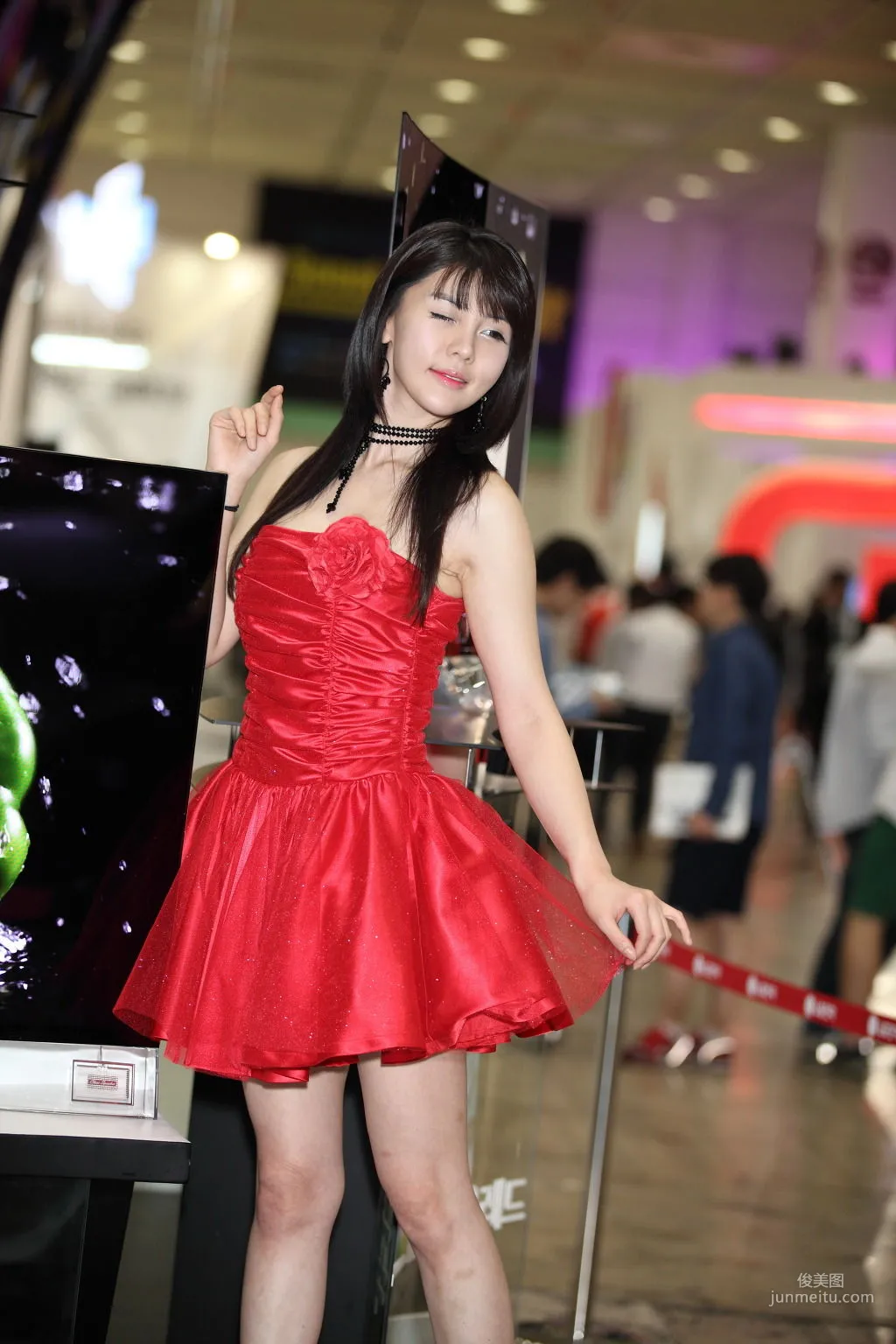 李智友《展廳紅裙少女》圖片合集 44