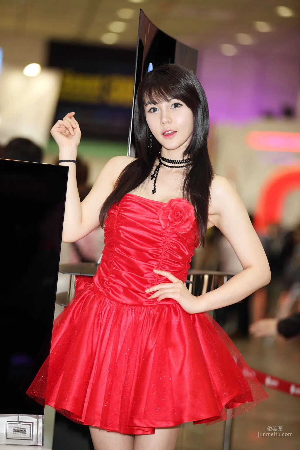 李智友《展廳紅裙少女》圖片合集 26