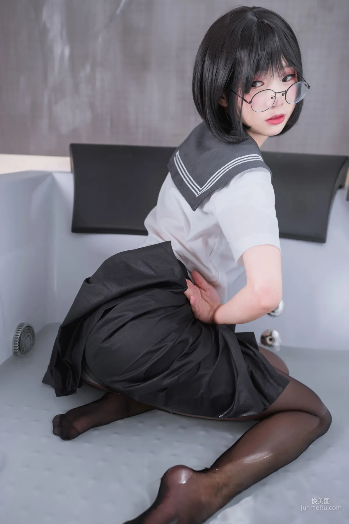面餅仙兒《腦内少女 黑絲JK》 [福利COSPLAY] 寫真集 18